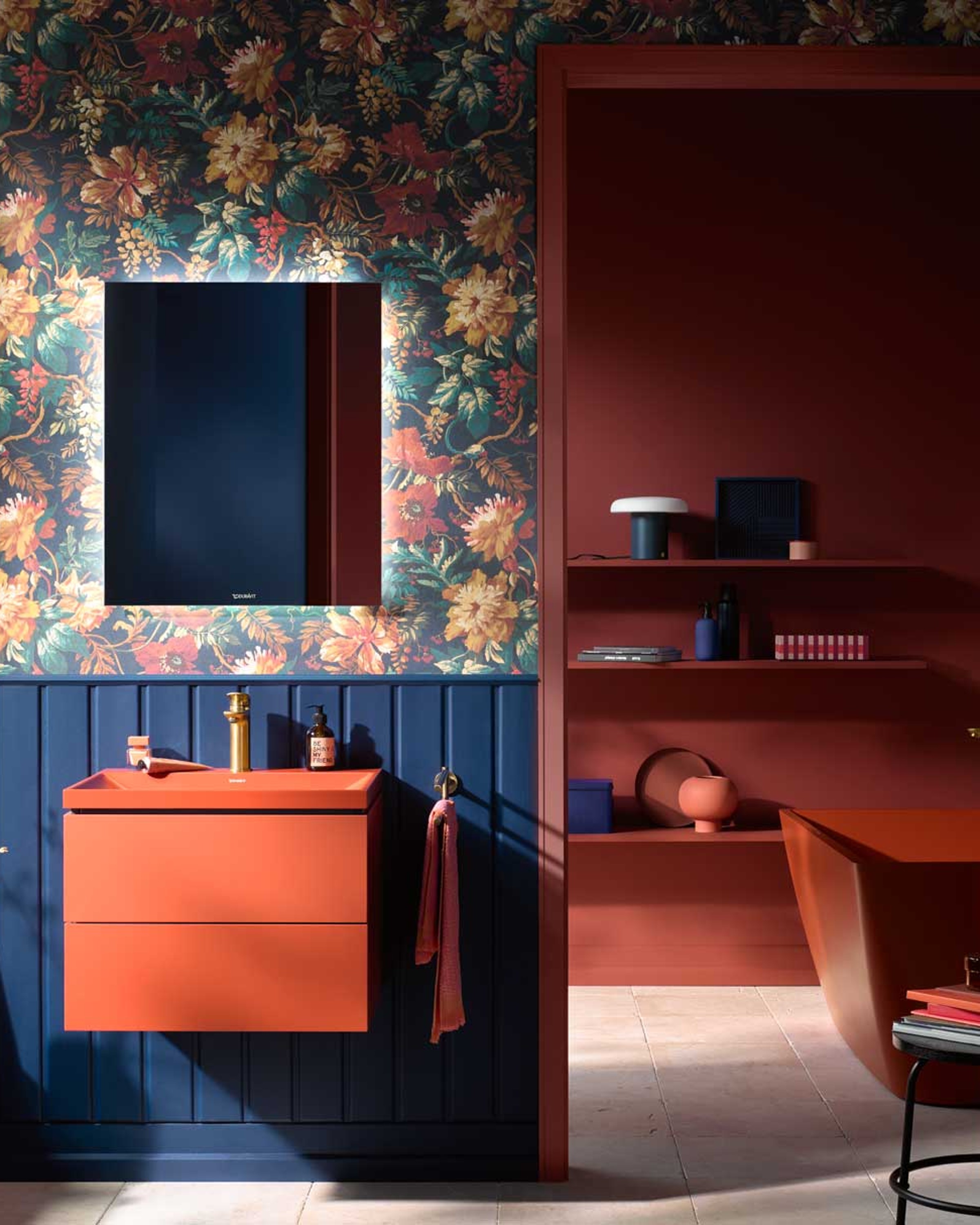 Farbenfrohes Badezimmer in rot und blau