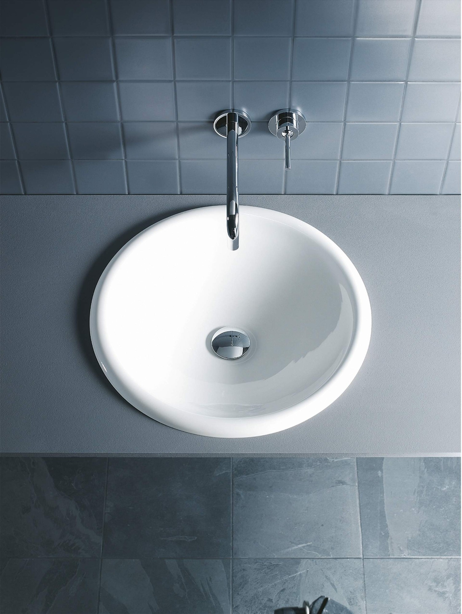 Lavabo da incasso soprapiano della serie Duravit Architec su consolle grigia