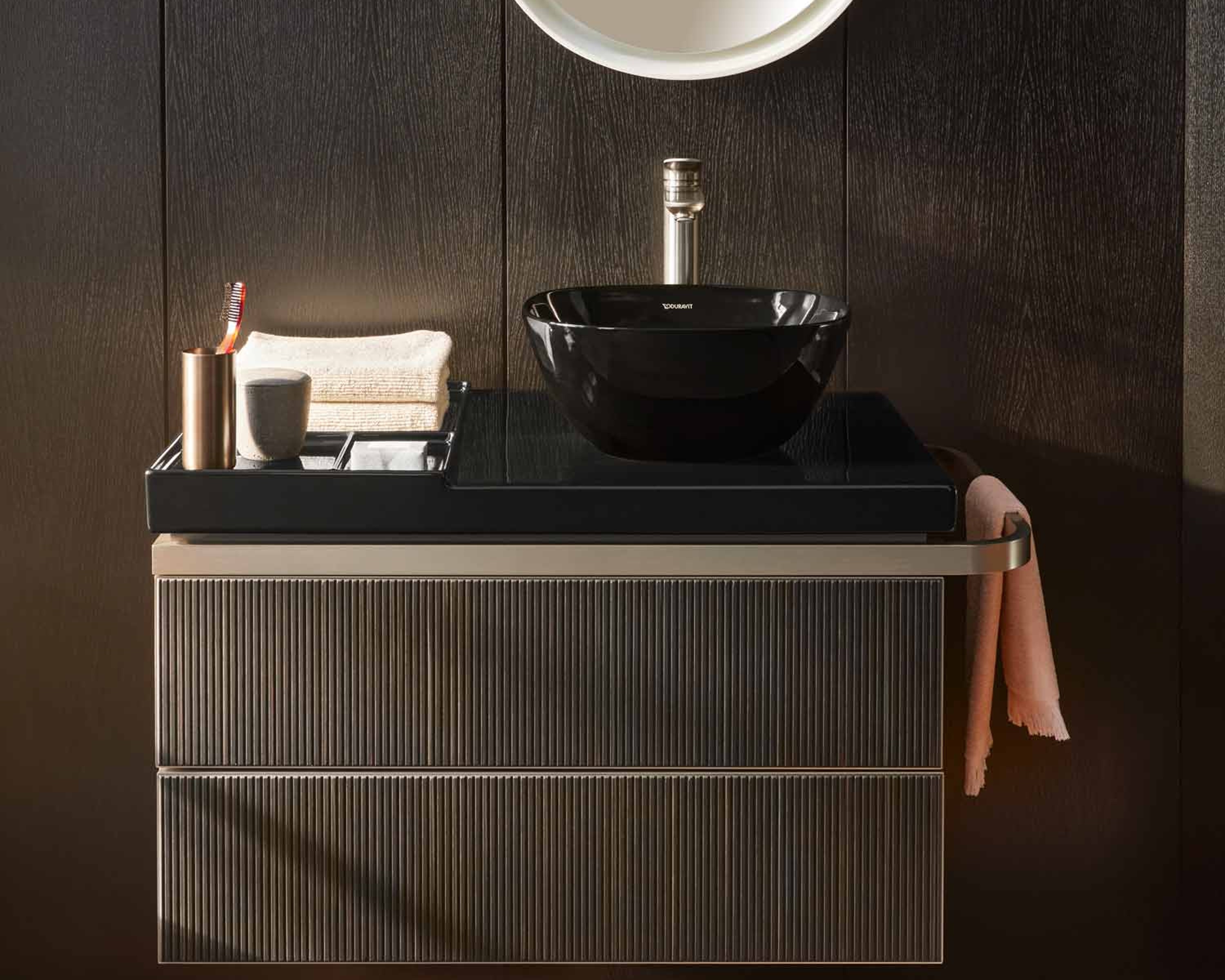 Frontalansicht eines Waschplatzes der Serie Duravit Aurena mit schwarzem Aufsatzwaschbecken