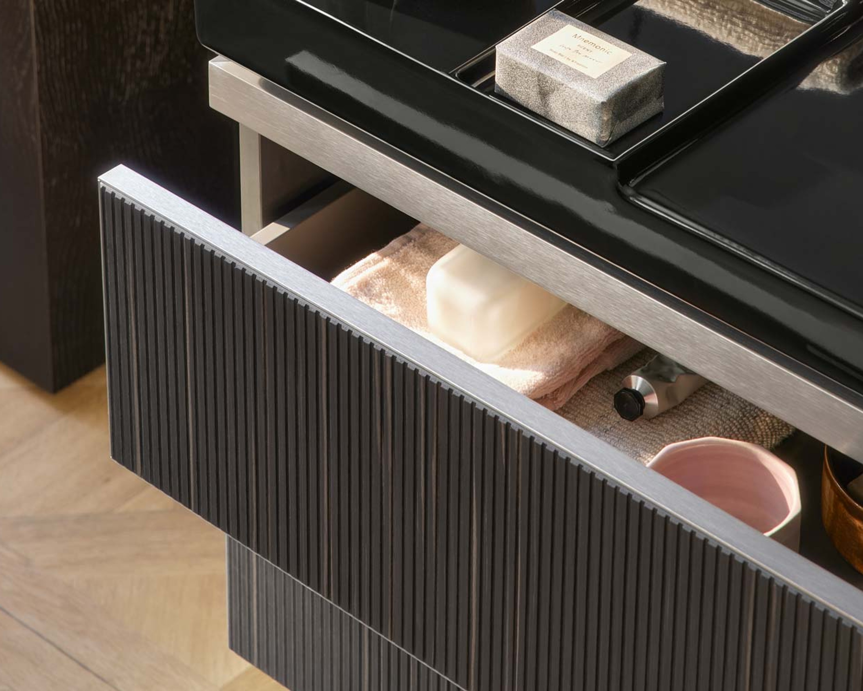 Front view of a washbasin from the Duravit Aurena series with black countertop basin