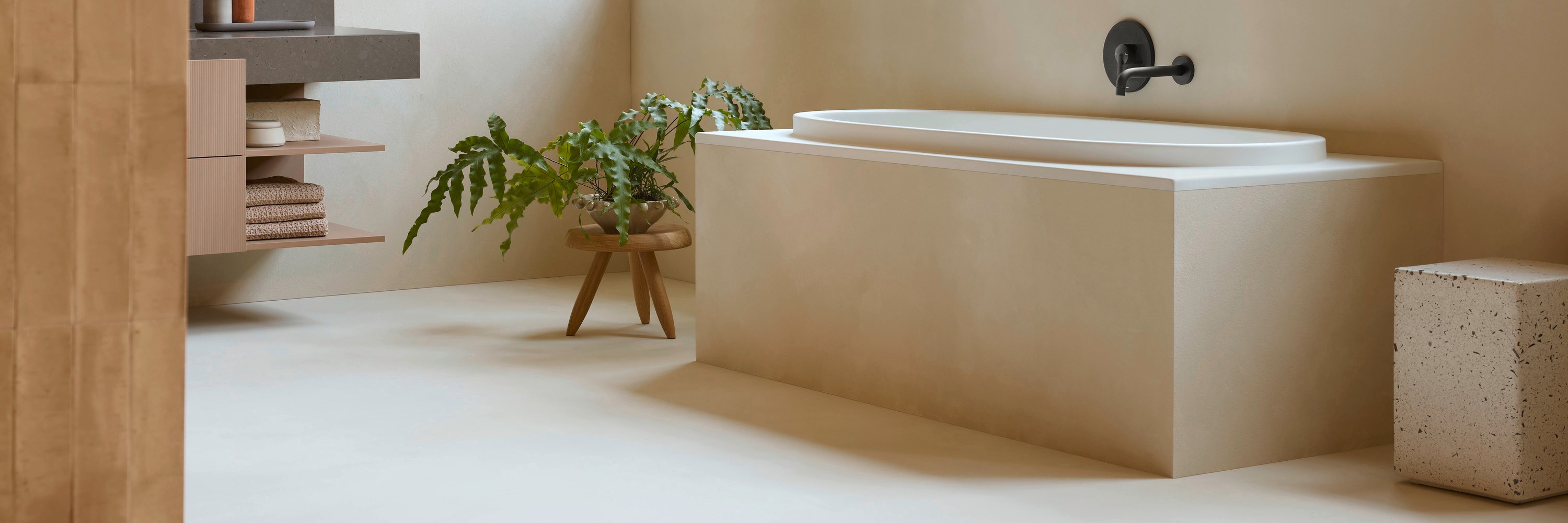 Badewanne der Serie Duravit Balcoon in hellem Badezimmer