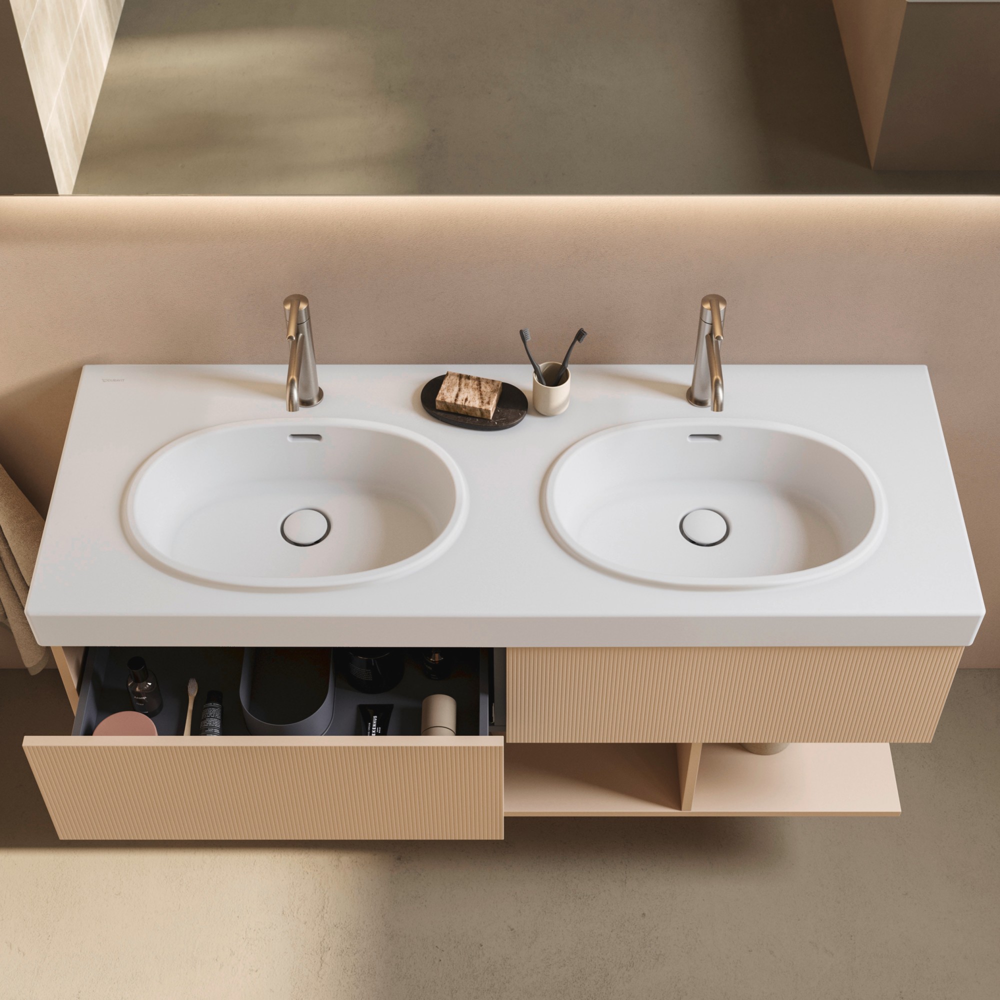 Waschplatz der Serie Duravit Balcoon in hellen Tönen mit geöffneter Schublade