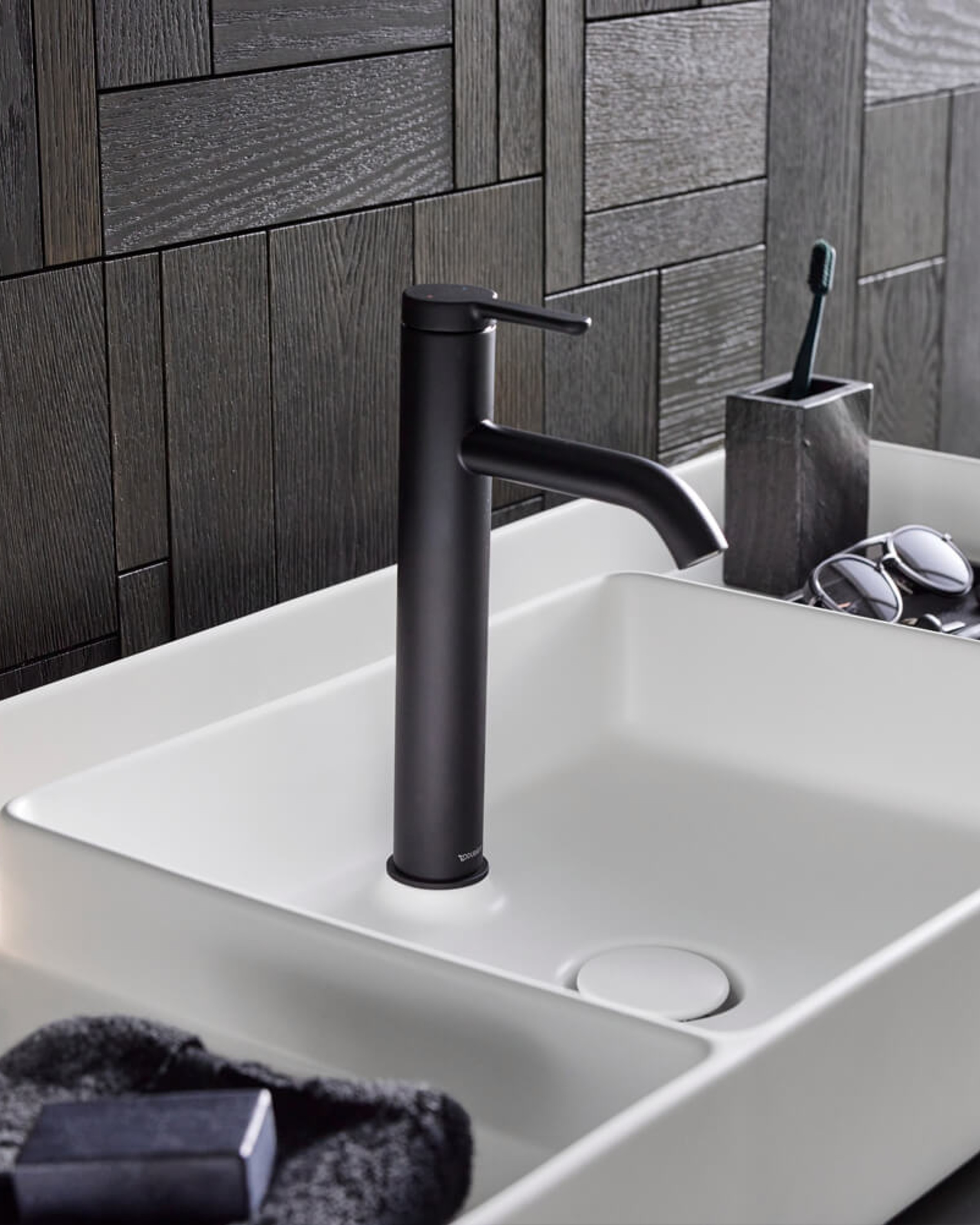 Bento Starck Box Aufsatzbecken mit dunkler Armatur