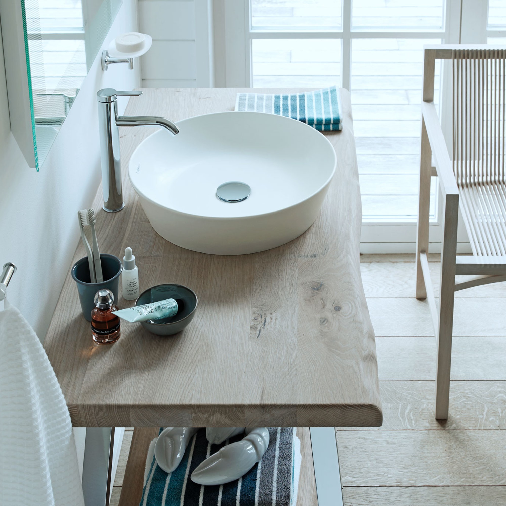 Rundes Aufsatzwaschbecken der Serie Duravit Cape Cod auf Holzkonsole