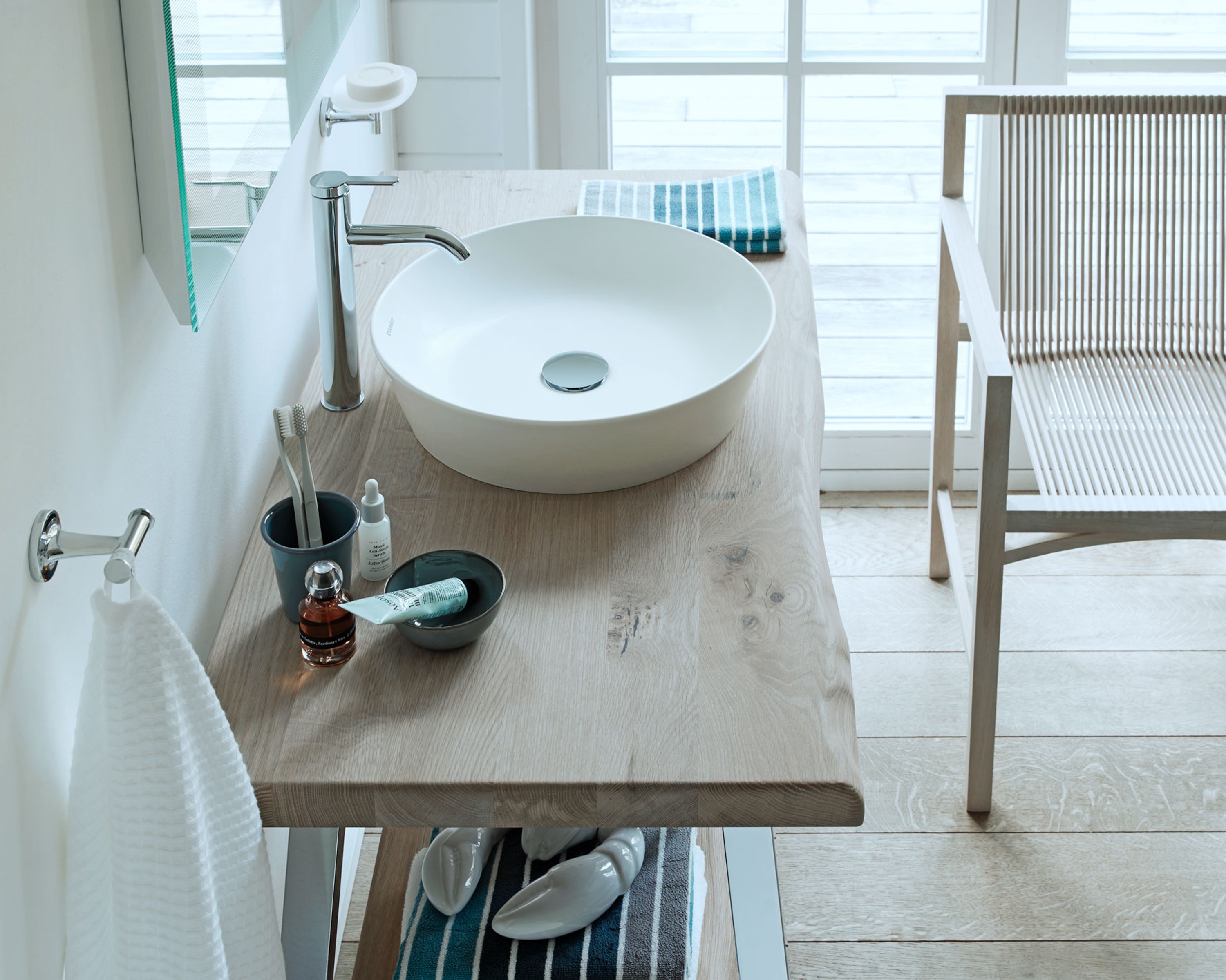 Rundes Aufsatzwaschbecken der Serie Duravit Cape Cod auf Holzkonsole