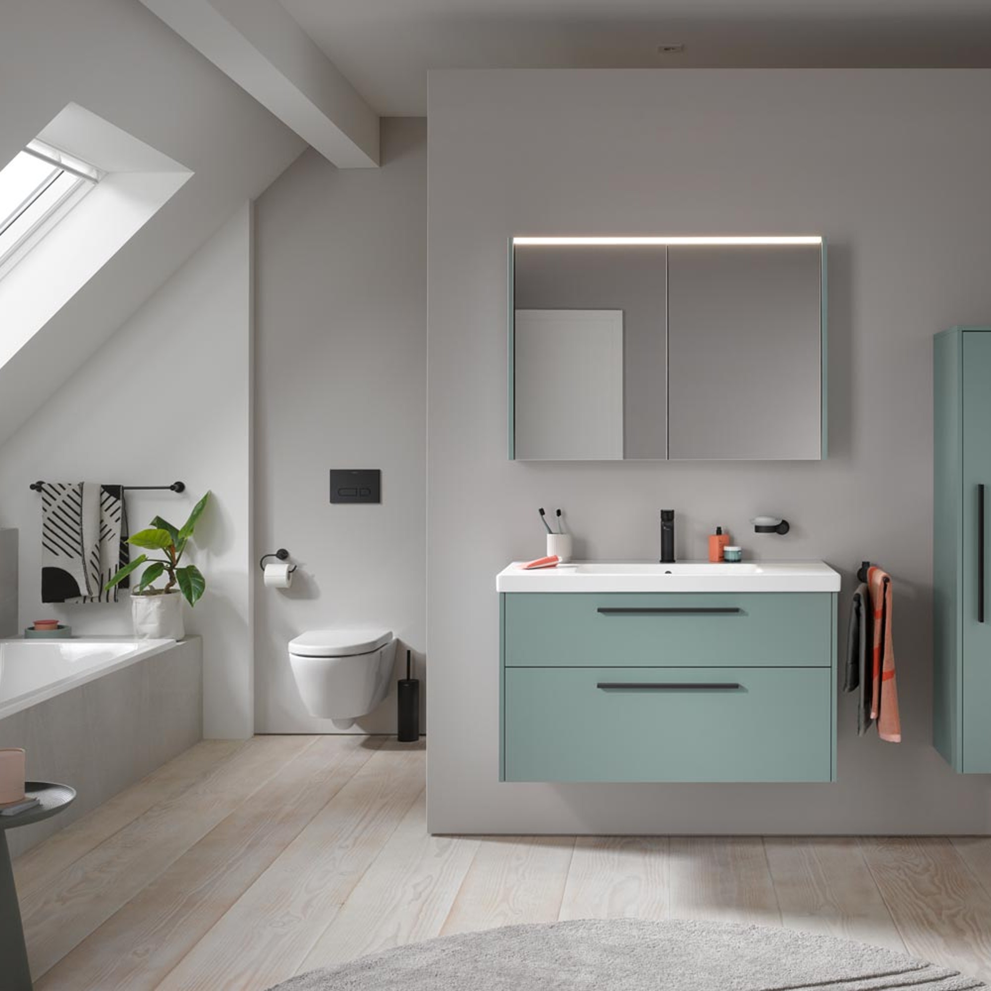 Helles Badezimmer mit Waschplatz, Toilette und Badewanne der Serie D-Code von Duravit