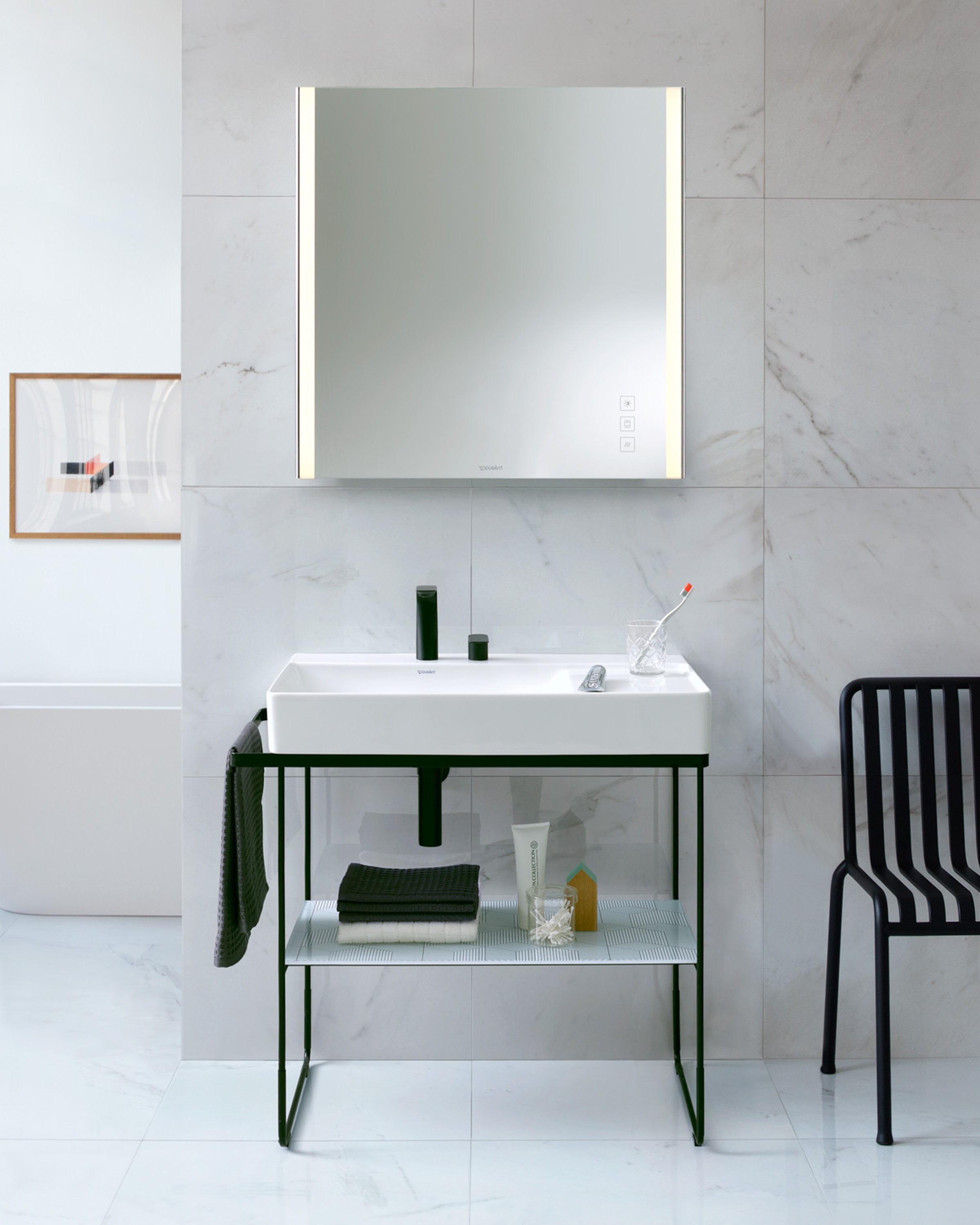 Waschtisch und Badewanne der Serie DuraSquare von Duravit in einem hellen Bad mit Fließen in Marmoroptik