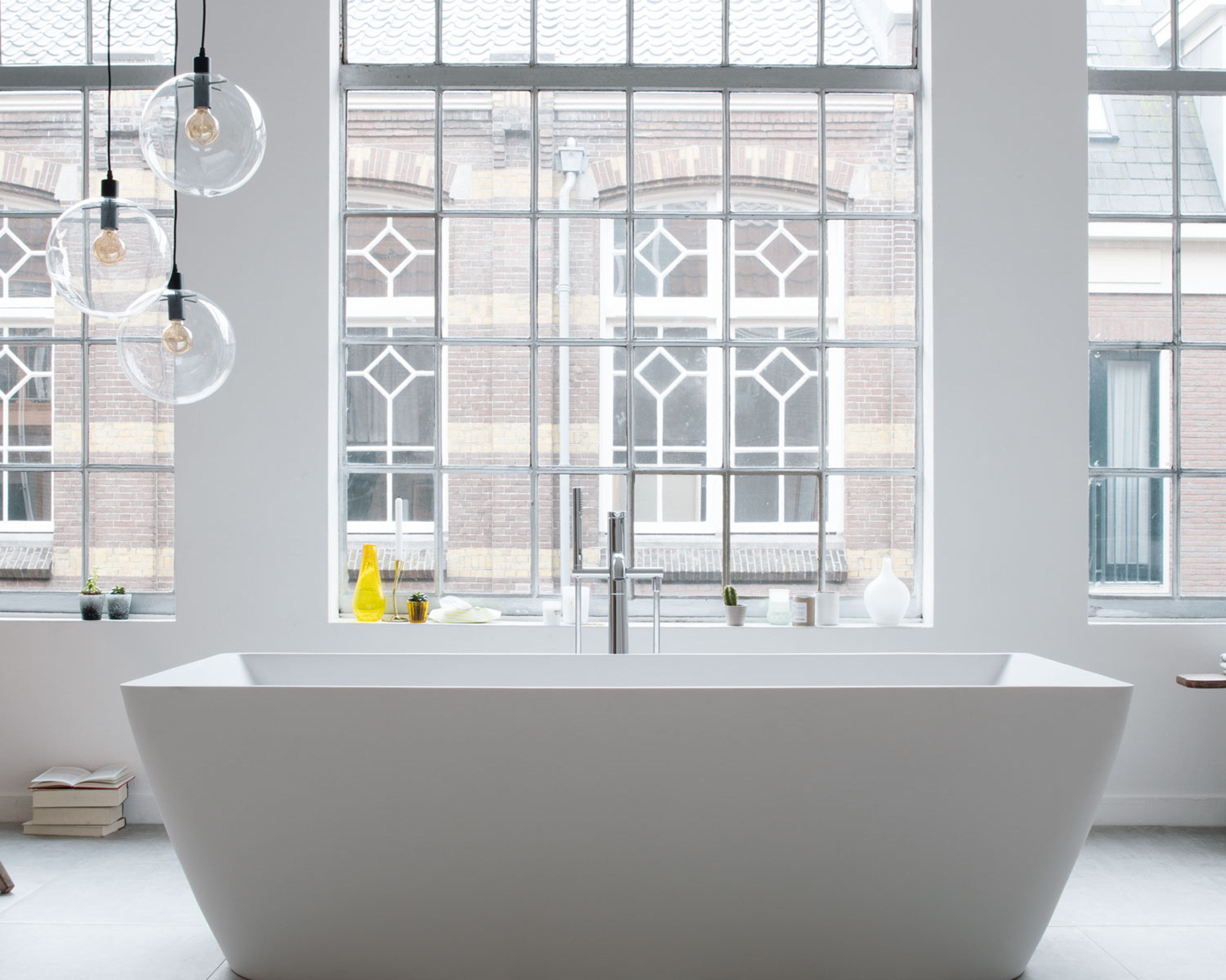 DuraSquare Bathtub freestanding bathtub in front of window front