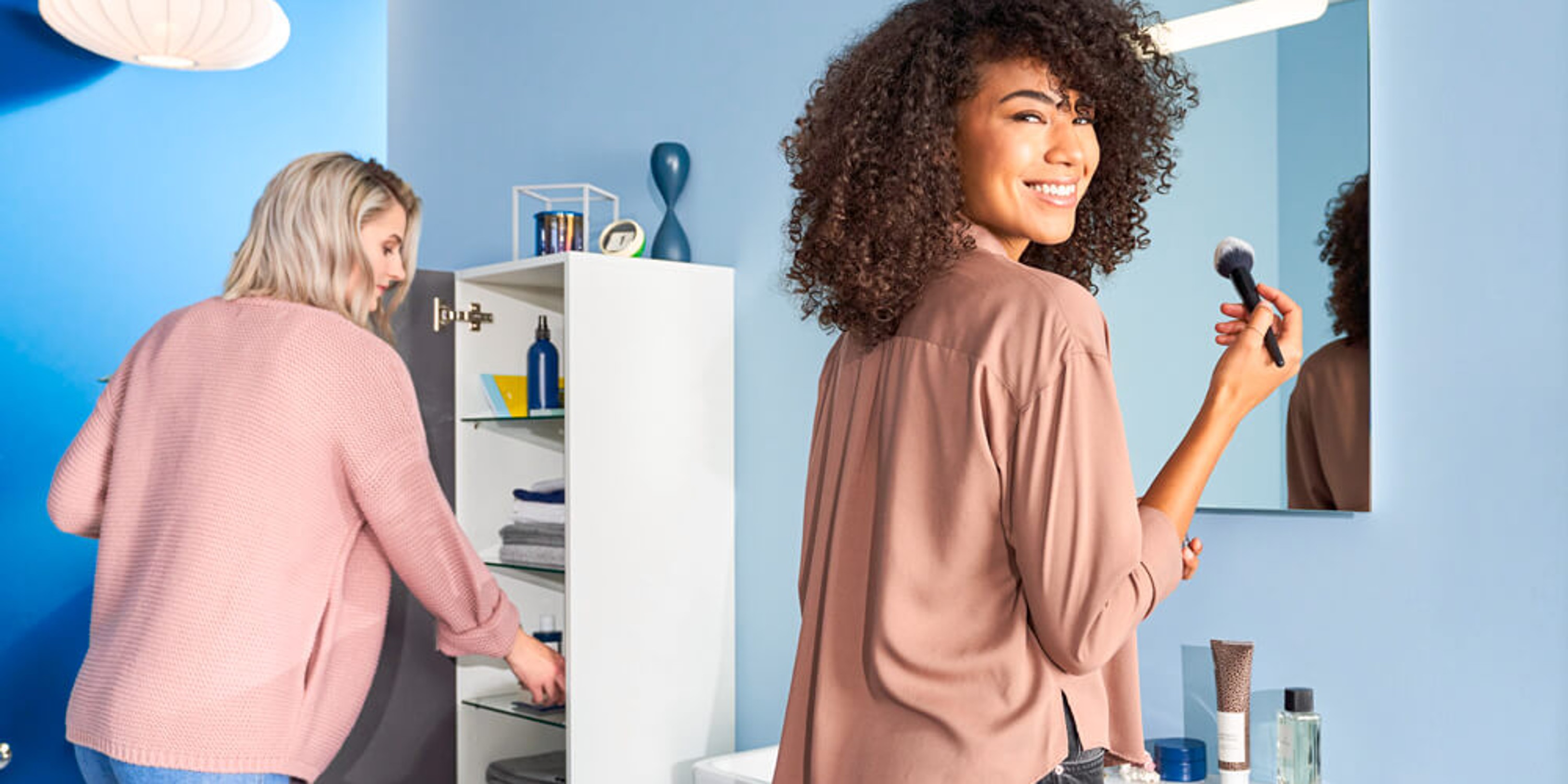 Zwei Frauen in Badezimmer mit Duravit No.1 Möbeln