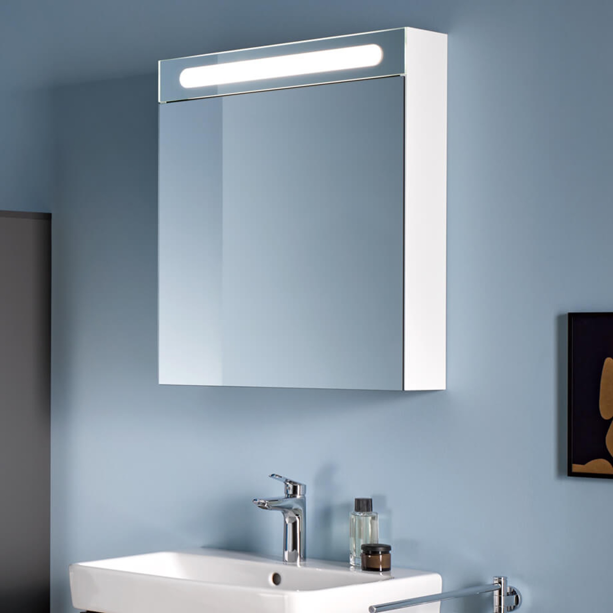 Seitliche Ansicht eines Duravit No.1 Spiegelschranks