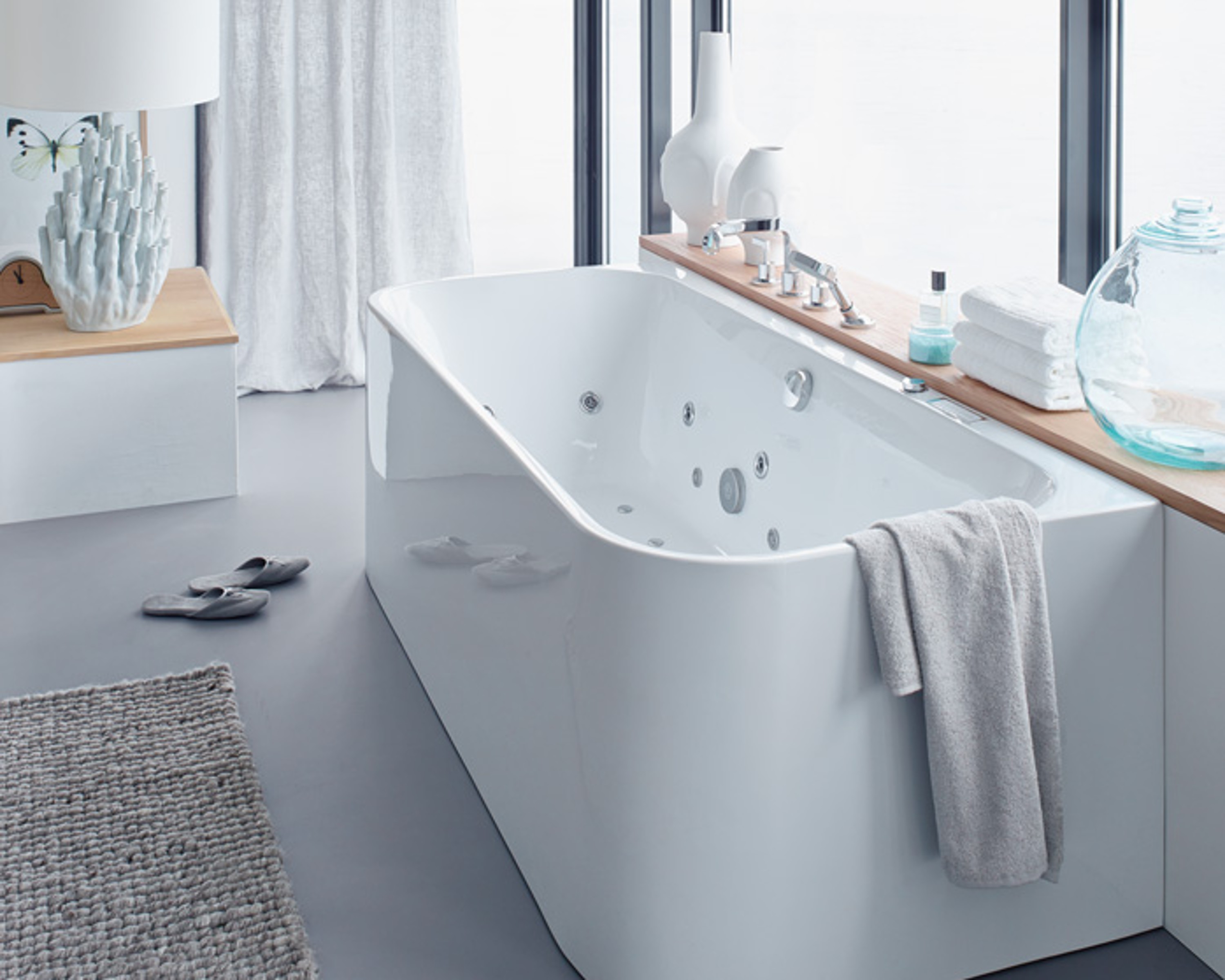 Bathtub from the Duravit Happy D.2 series