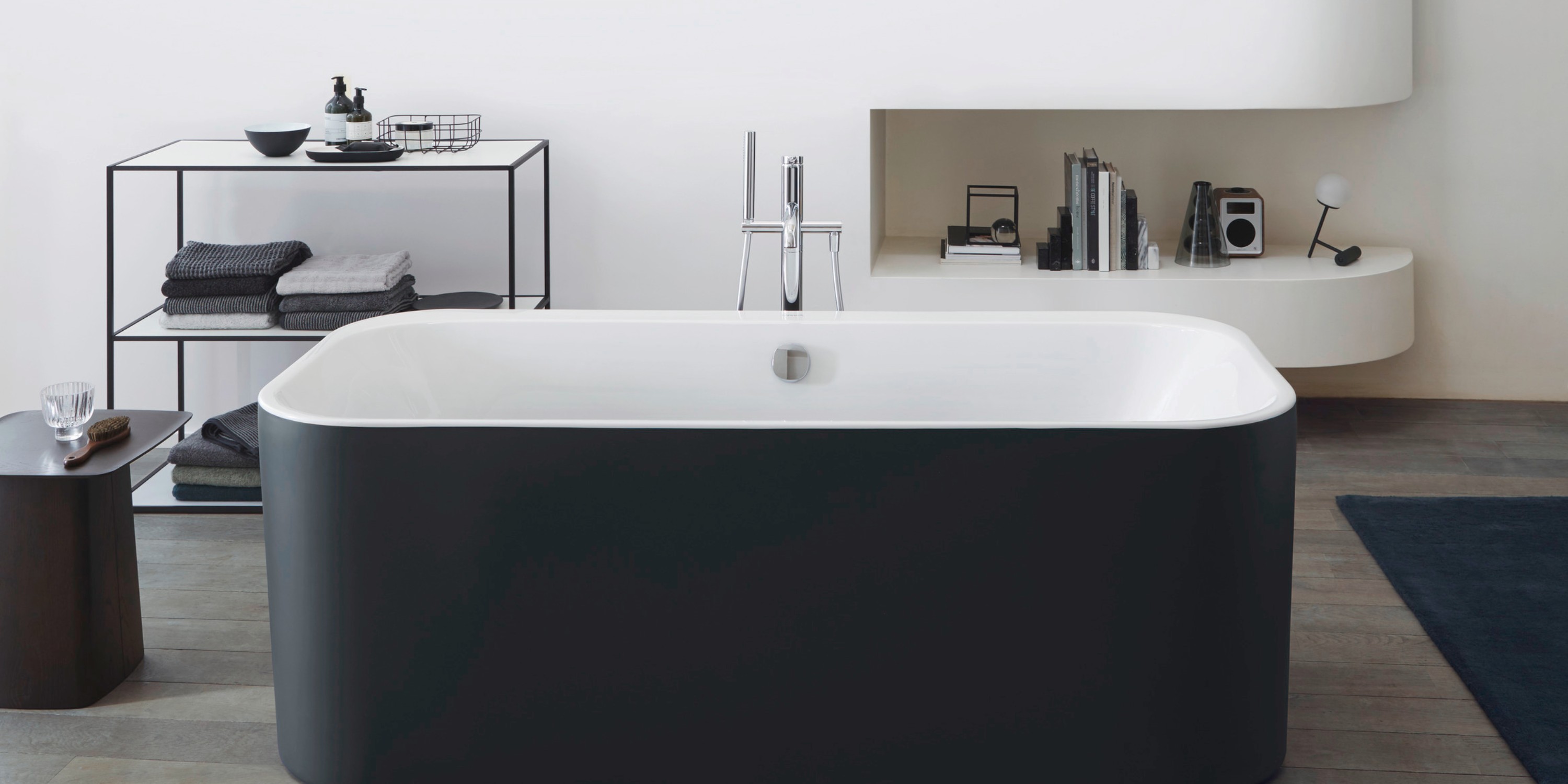 Duravit Happy D.2 freistehende Badewanne mit schwarzer Verkleidung