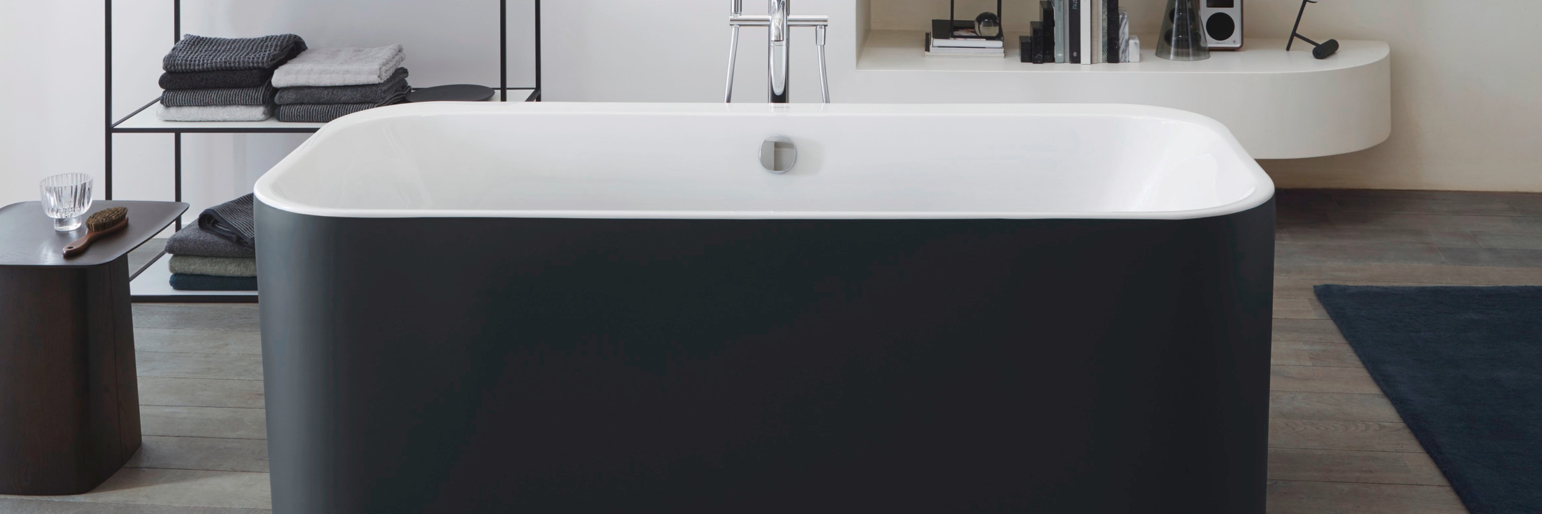 Duravit Happy D.2 freistehende Badewanne mit schwarzer Verkleidung