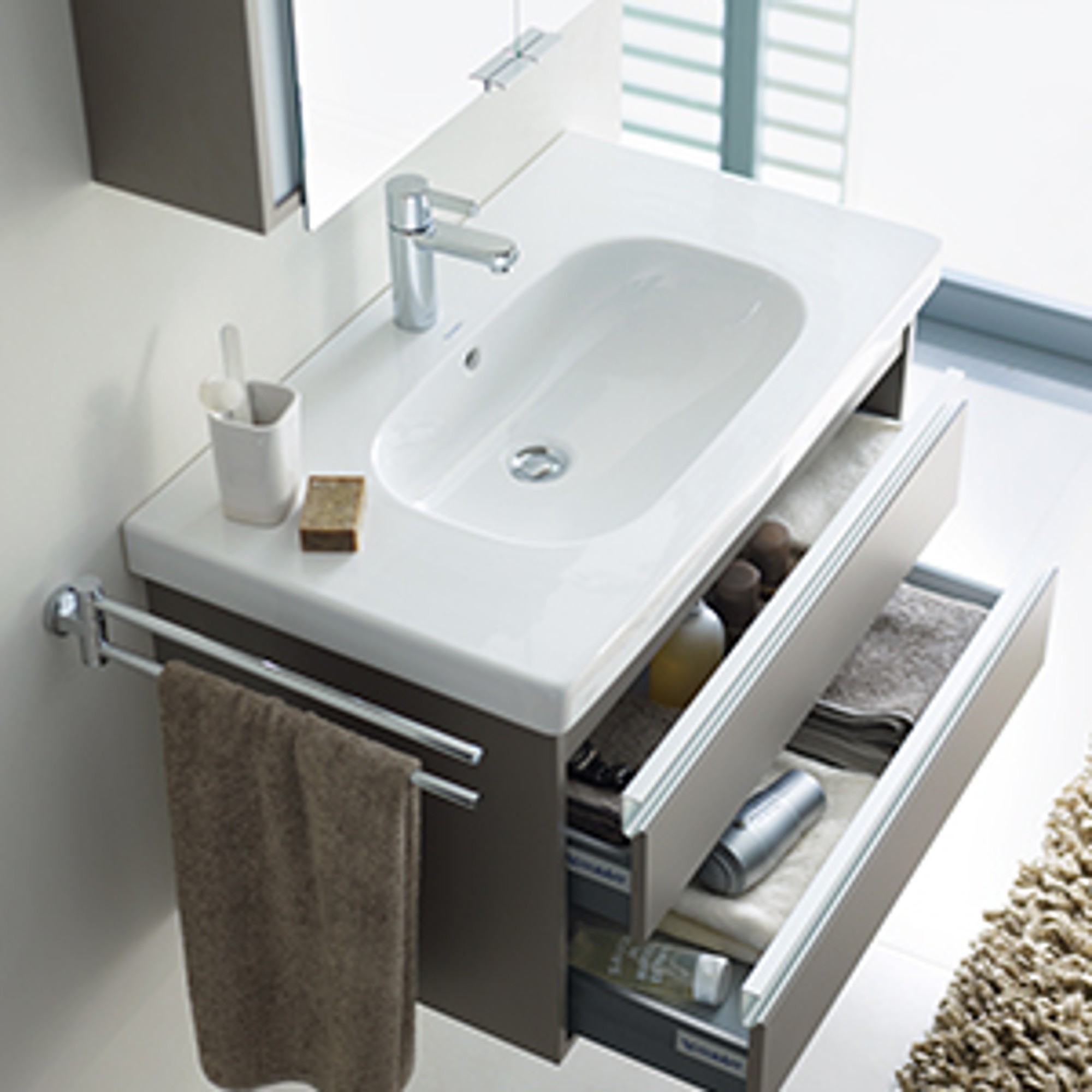 Geöffnete Schubladen eines Unterschranks der Serie Duravit Ketho