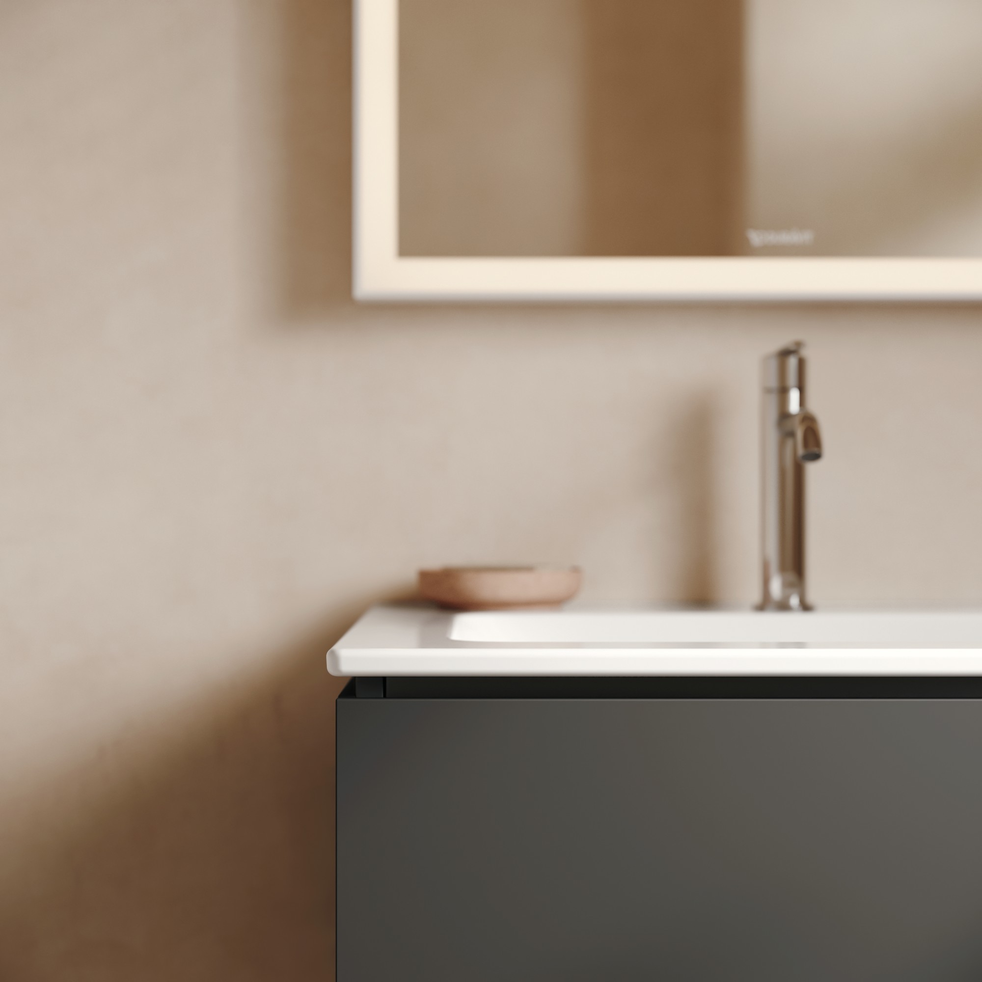 Accessoires auf einem Waschbeckenunterschrank der Serie Duravit L-Cube