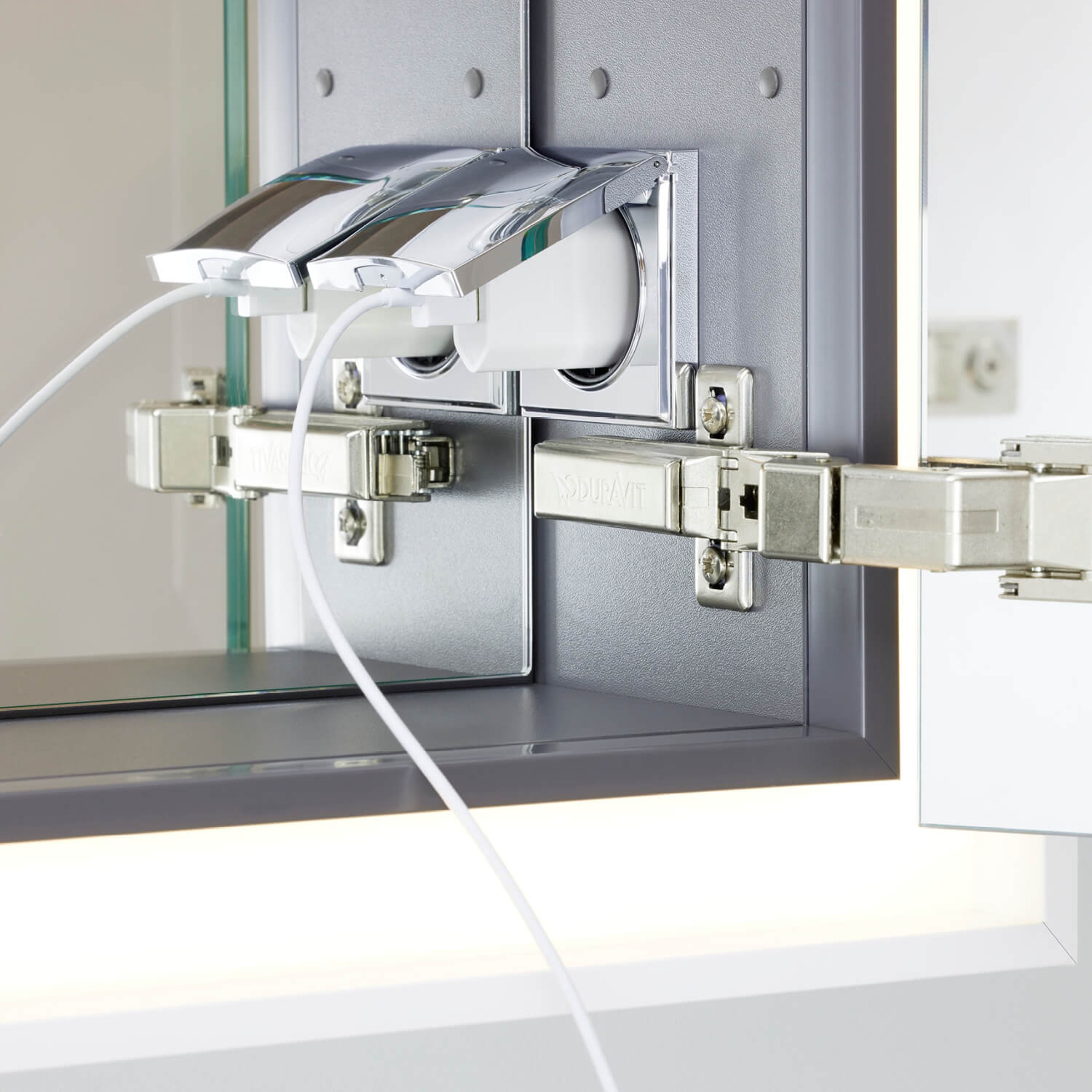 Verspiegelte Rückwand mit einer Steckdose