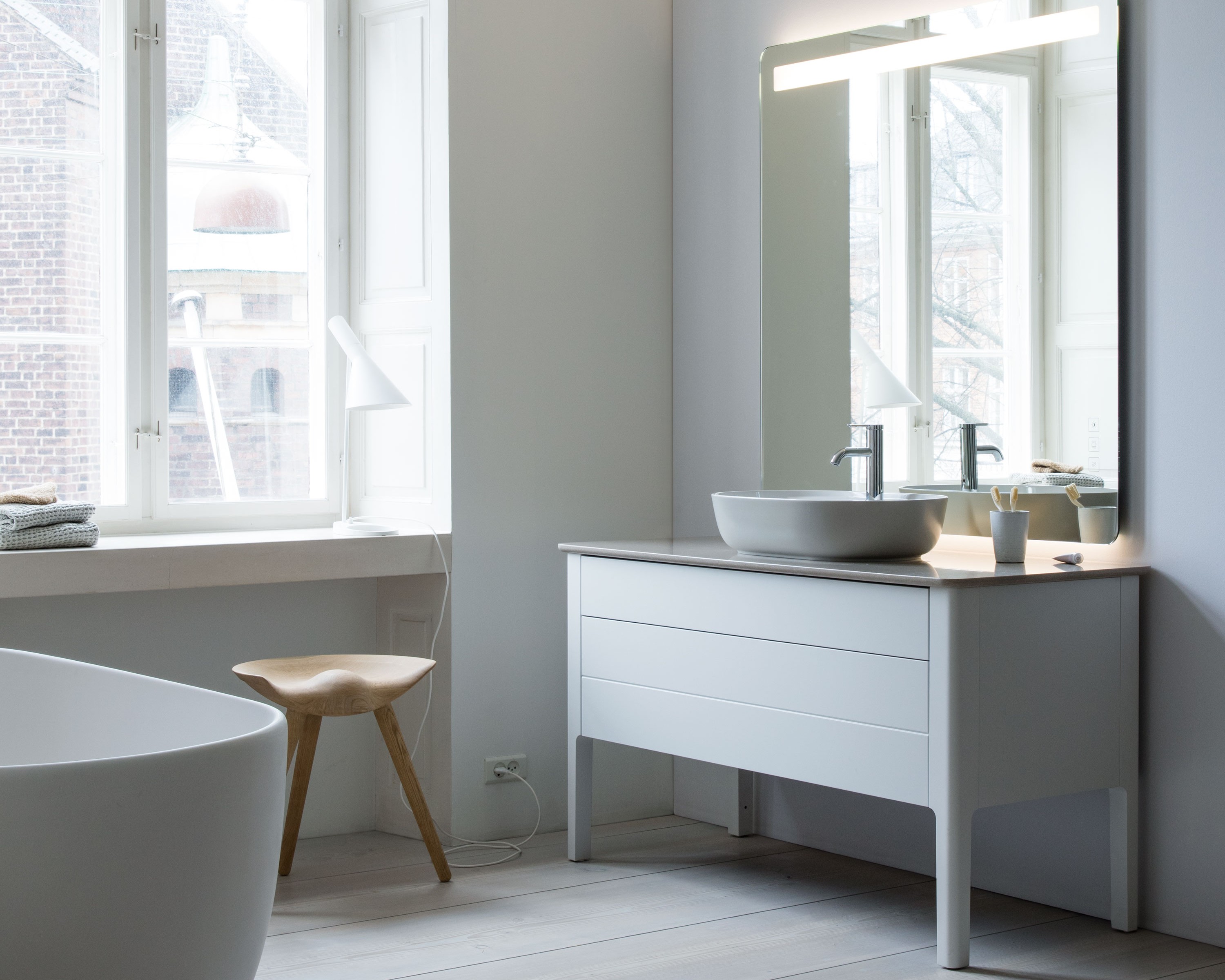 Waschplatz mit Duravit Luv Aufsatzbecken und bodenstehendem Waschtischunterbau