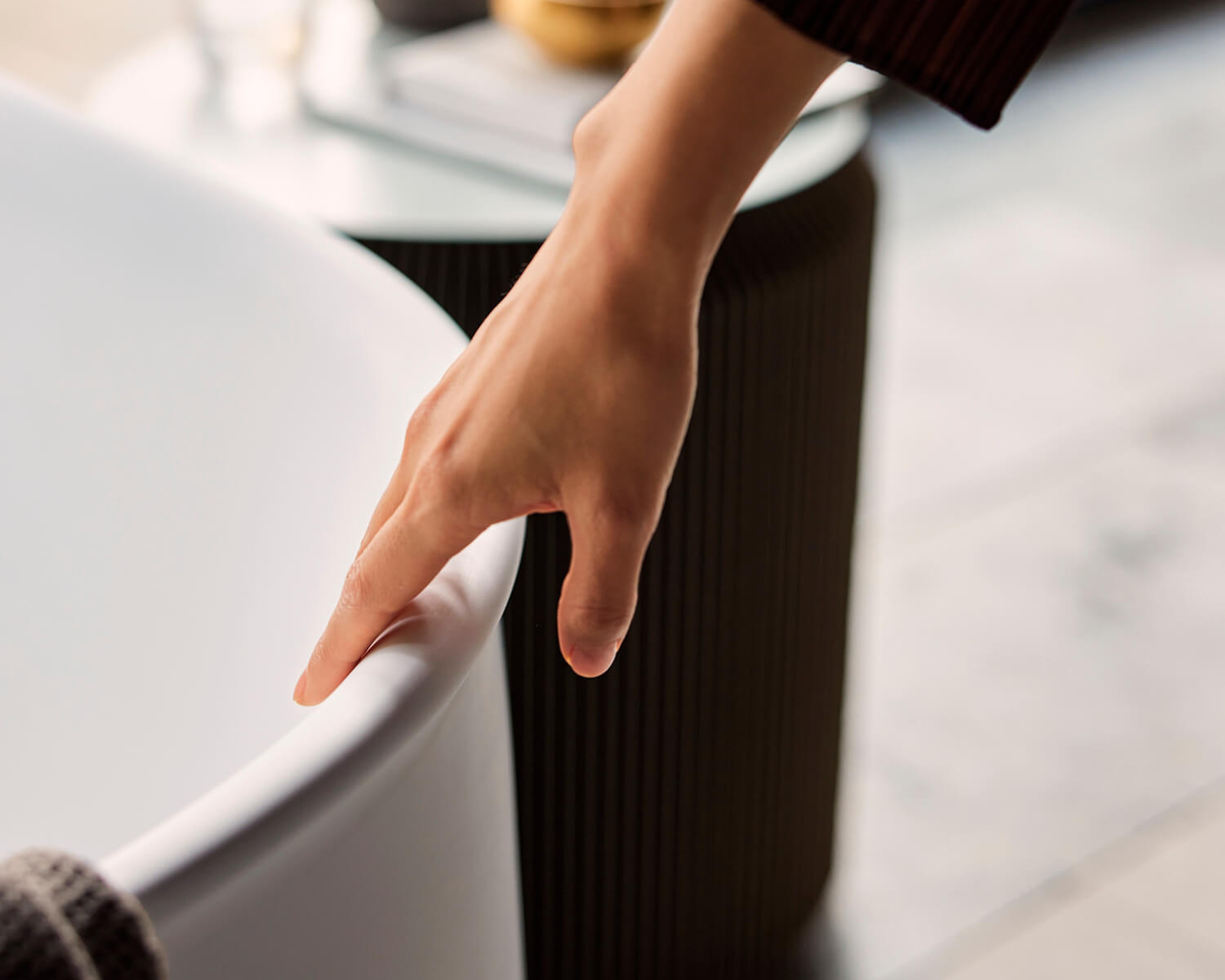 Badewannenrand der Serie Duravit Zencha wird von einer Hand berührt