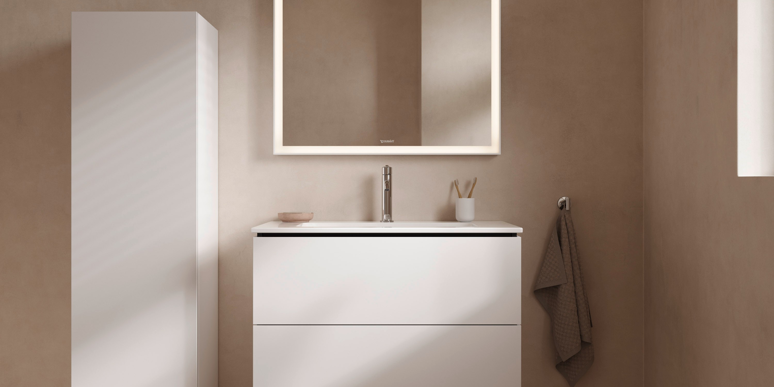 Badezimmer mit hellen L-Cube Badmöbeln