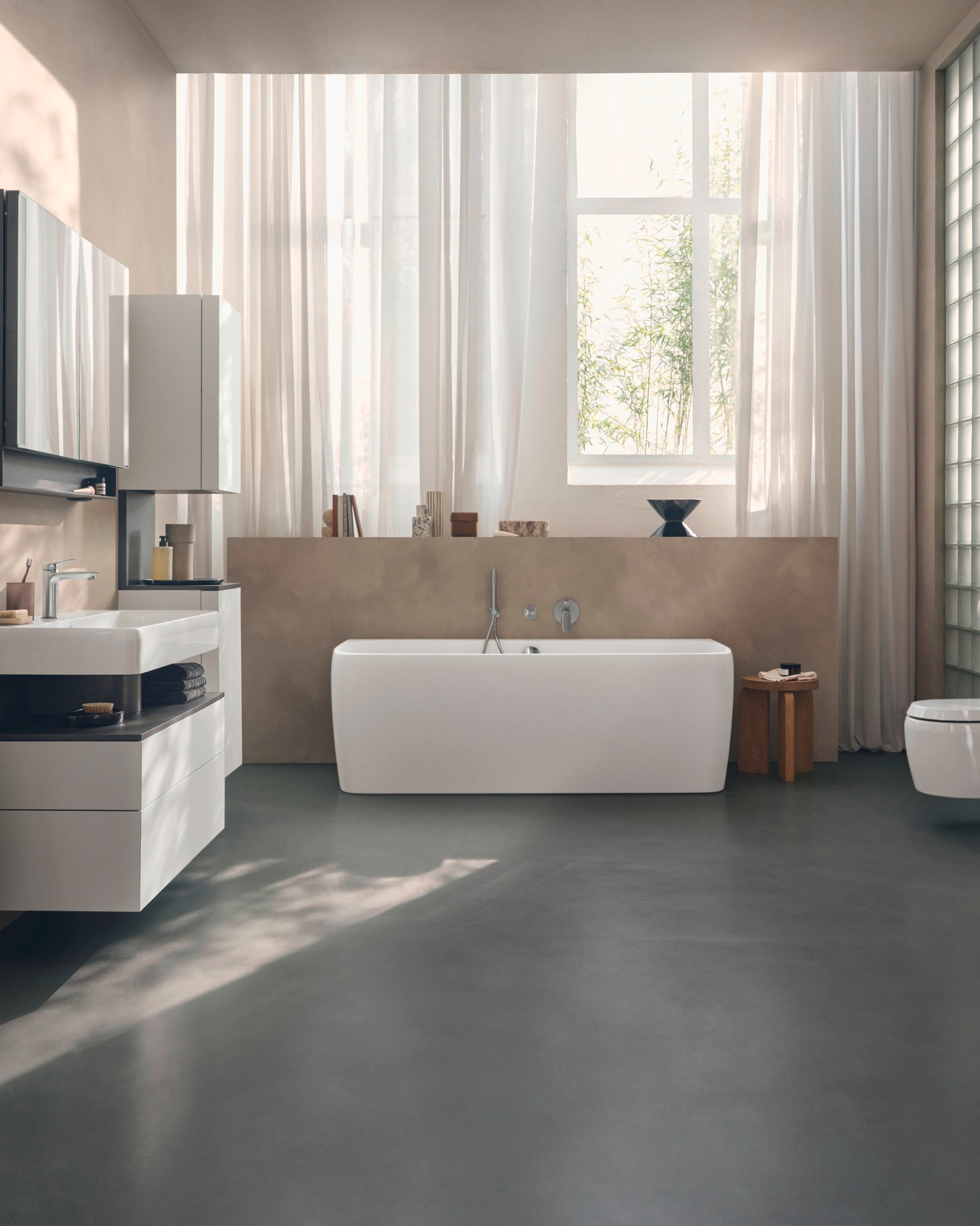 Badezimmer von Duravit im Tageslicht.