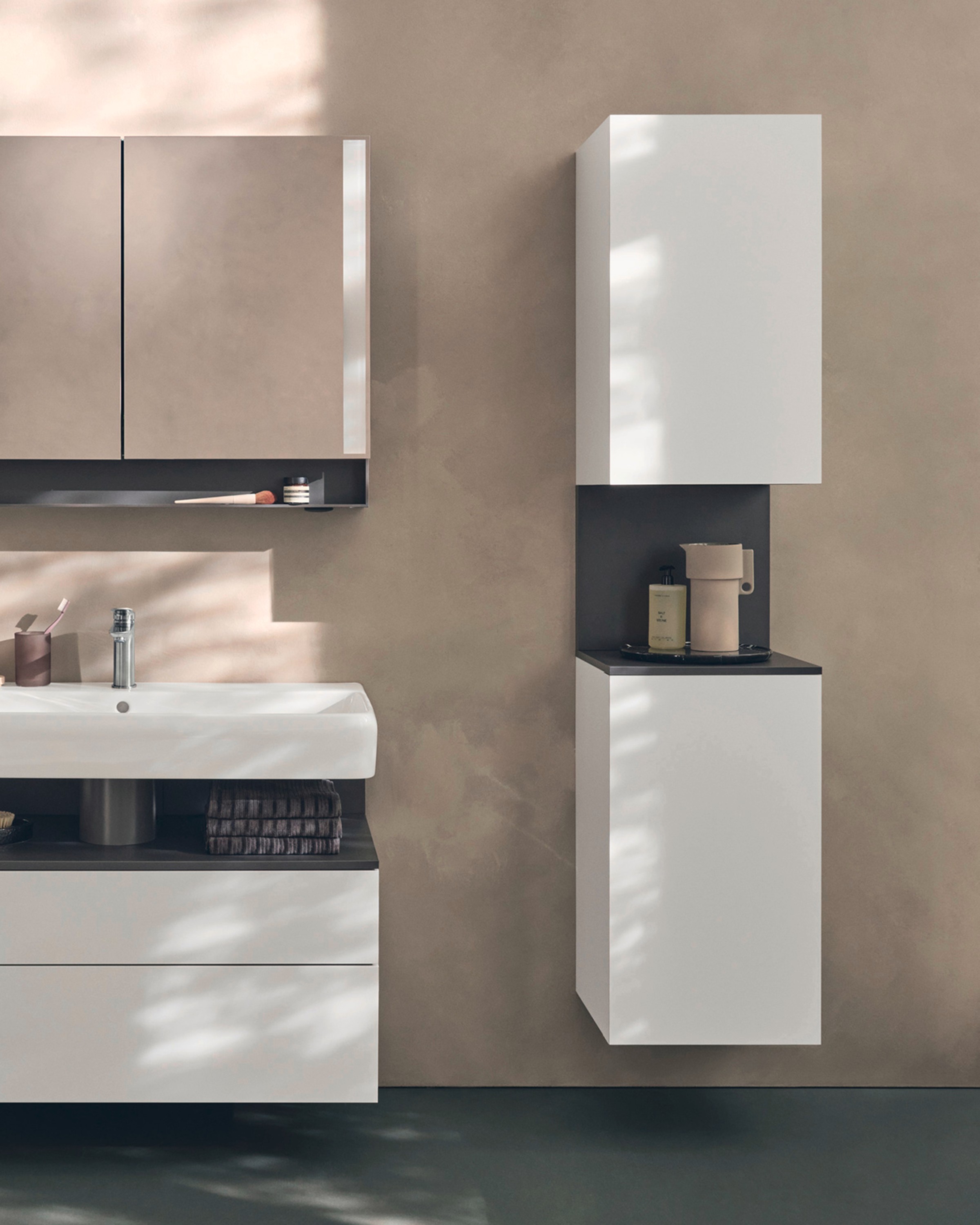 Waschtisch und Hochschrank in weiß der Serie Collection One von Duravit