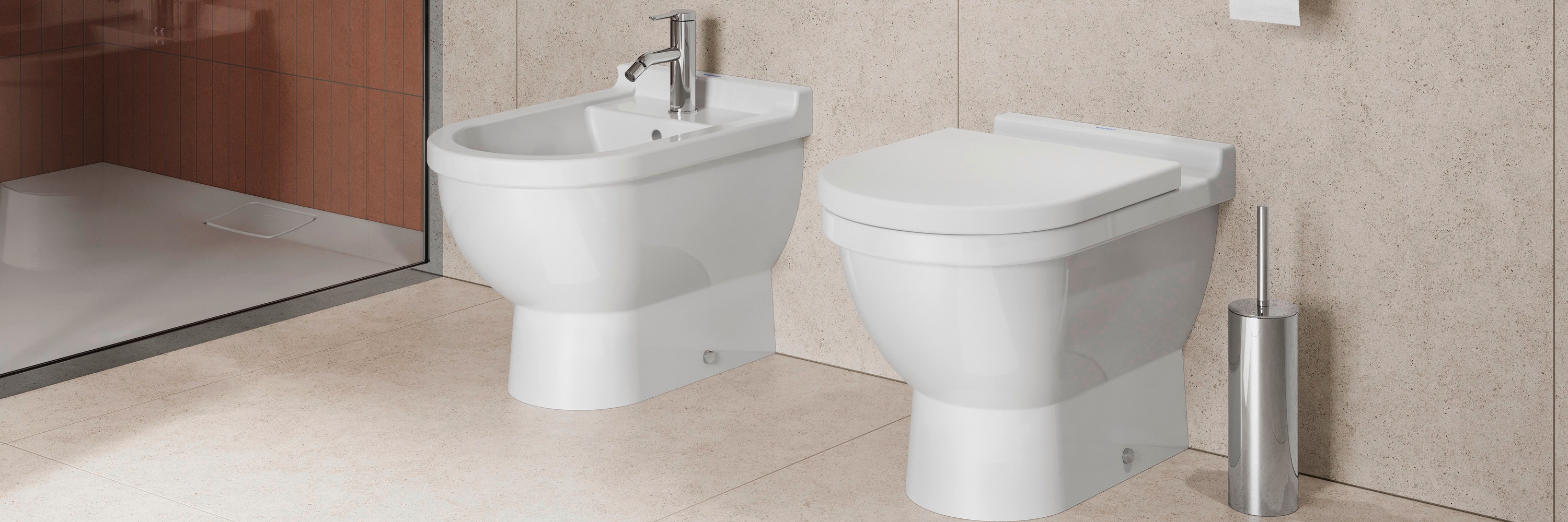Duravit Starck 3 WC und Bidet vor gefliester Wand