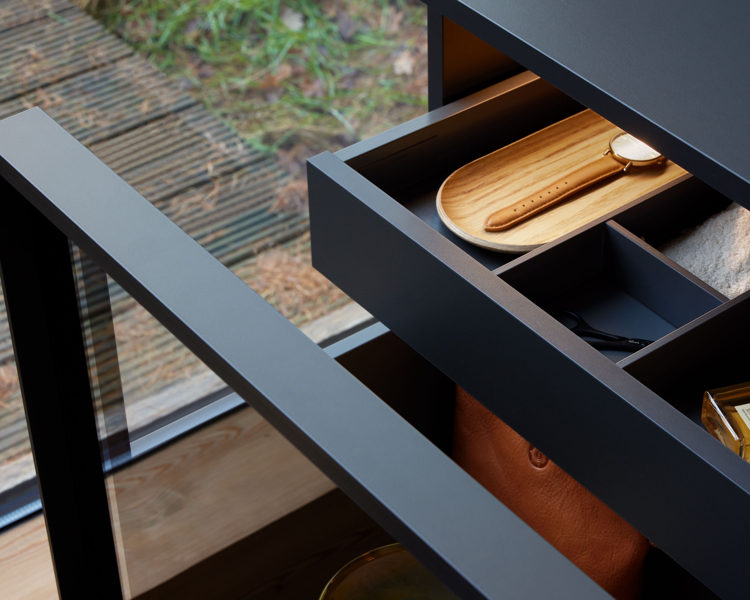 Offene Schublade eines Schranks der Serie Duravit Vitrium