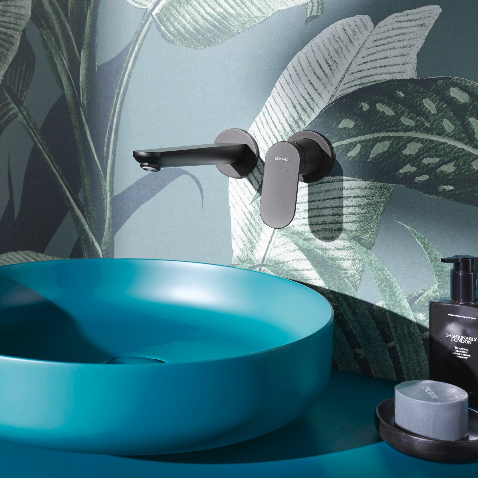 Duravit Wave Waschtischmischer in schwarz matt über grünem Vitrium Aufsatzbecken