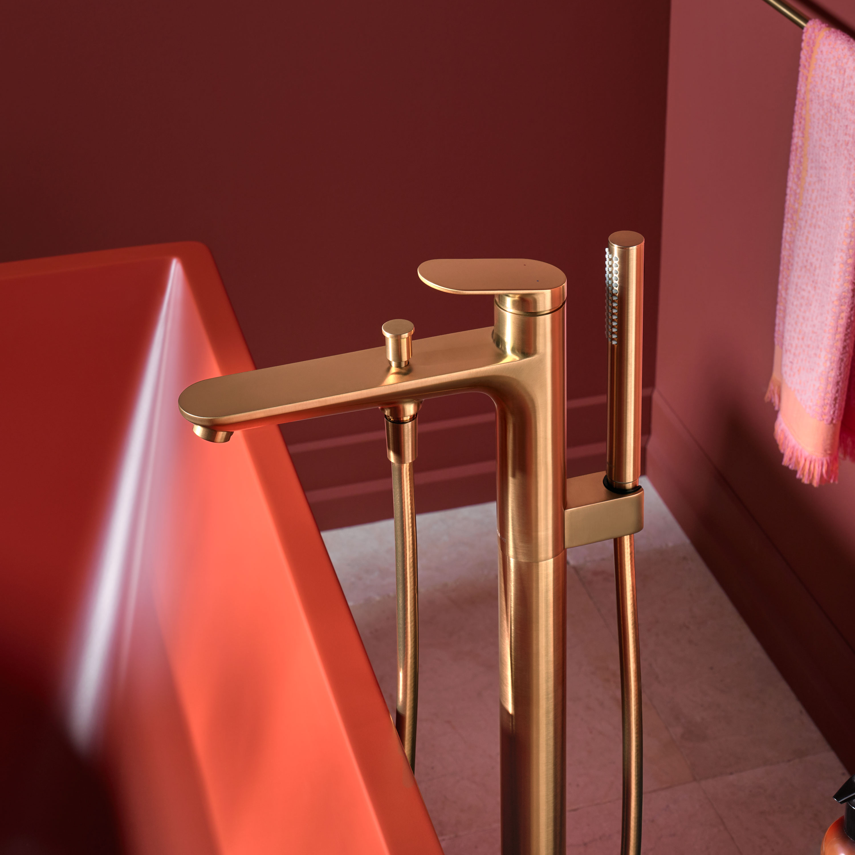 Vitrium Badewanne mit Wave Standarmatur in Bronze gebürstet