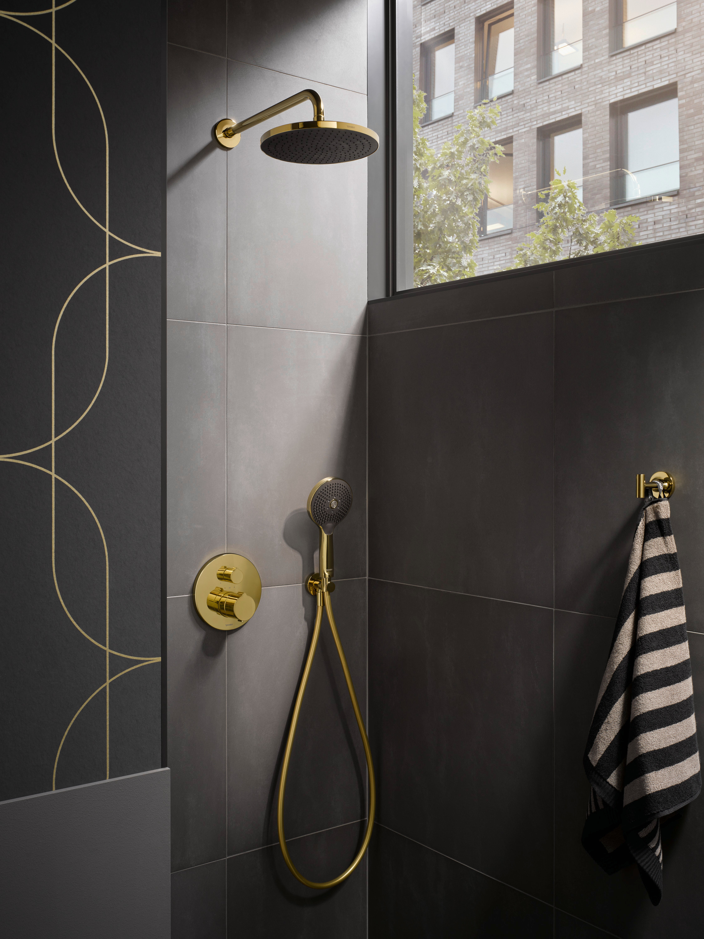Unterputz-Duscharmatur der Serie Duravit Wave und eine Handbrause in Gold poliert