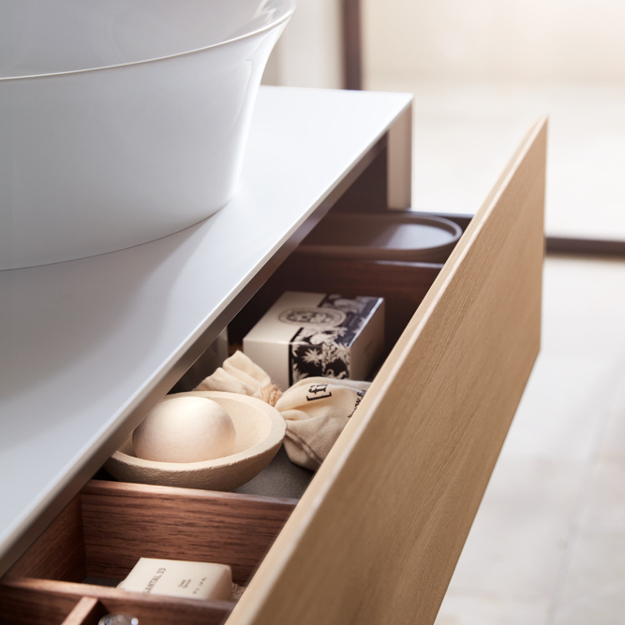 Nahaufnahme einer halb-geöffneten Schublade, gefüllt mit Kosmetikartikeln