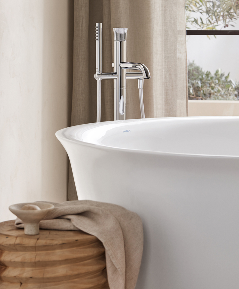 Freistehende Badewanne der Serie Duravit White Tulip mit Wannenarmatur