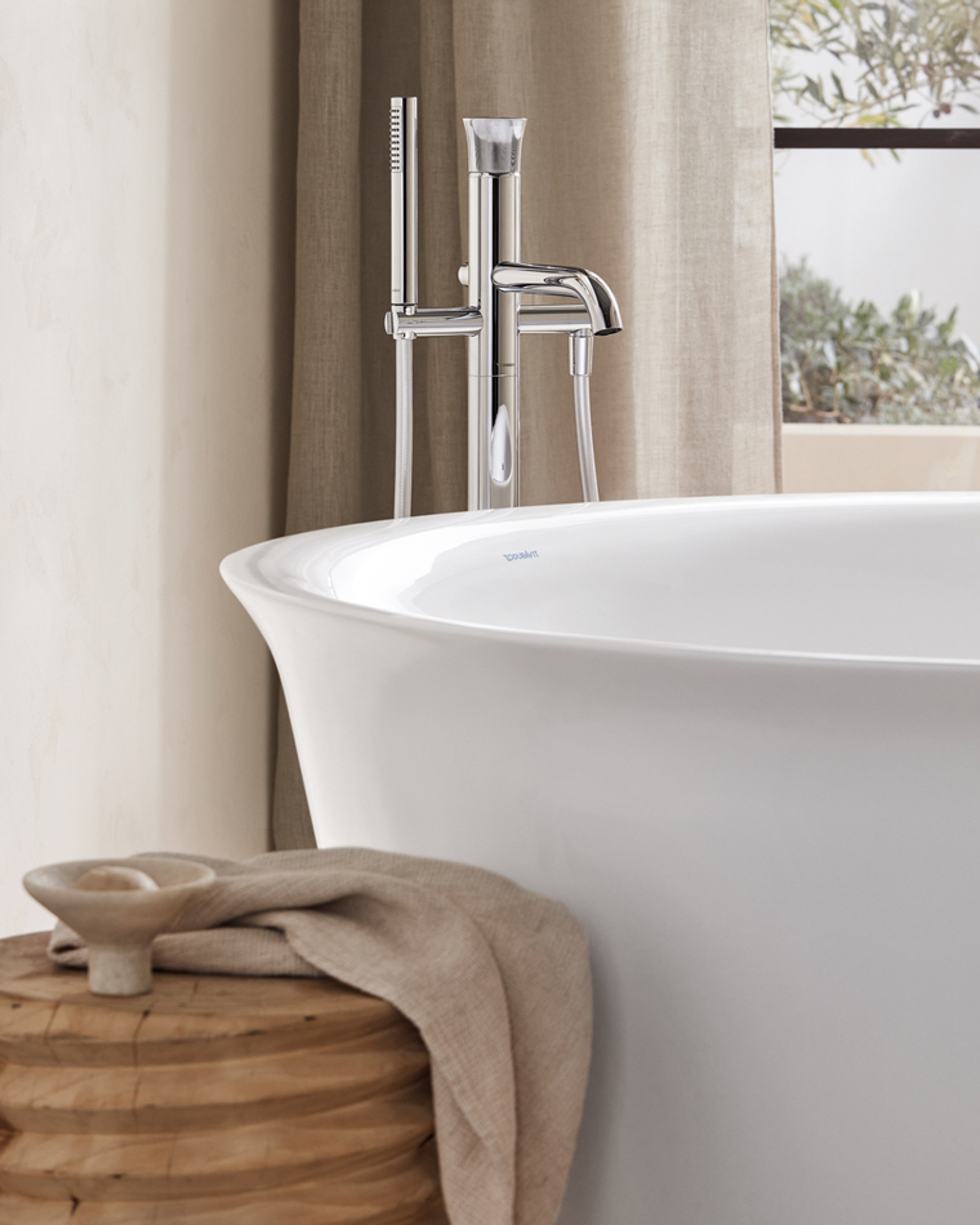 Freistehende Badewanne der Serie Duravit White Tulip mit Wannenarmatur
