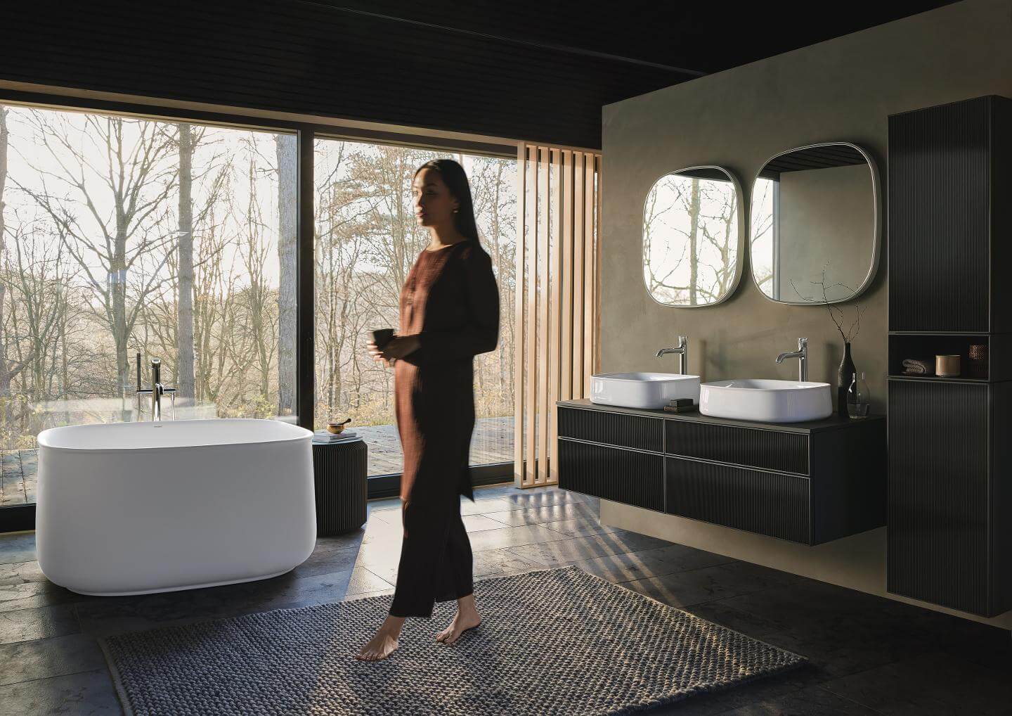 Frau in Badezimmer mit Zencha Badewanne und Möbeln