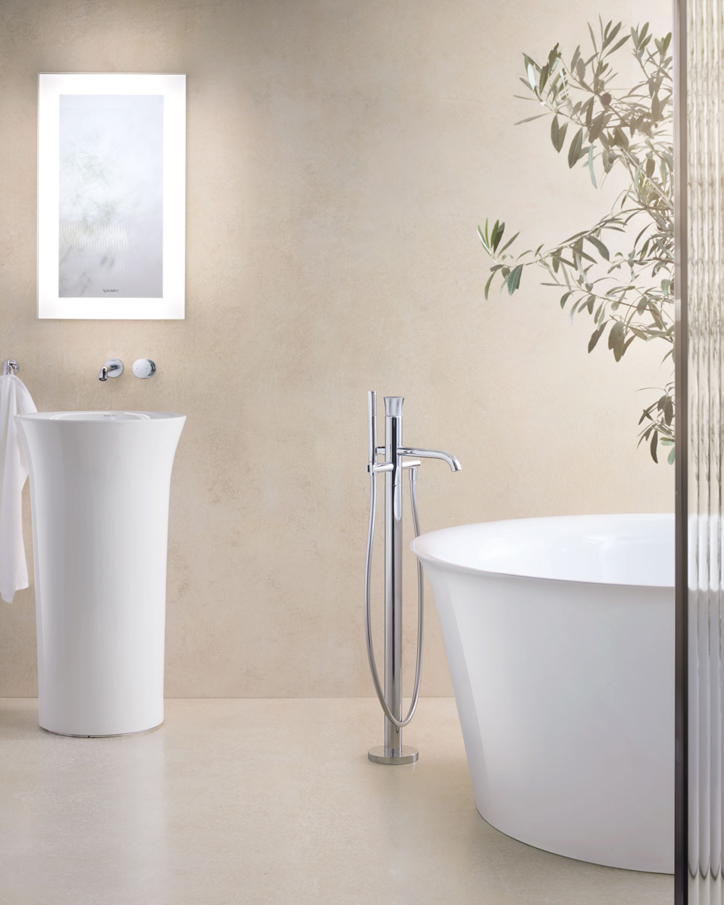 Badezimmer mit freihstehendem WhiteTulip Wannenmischer