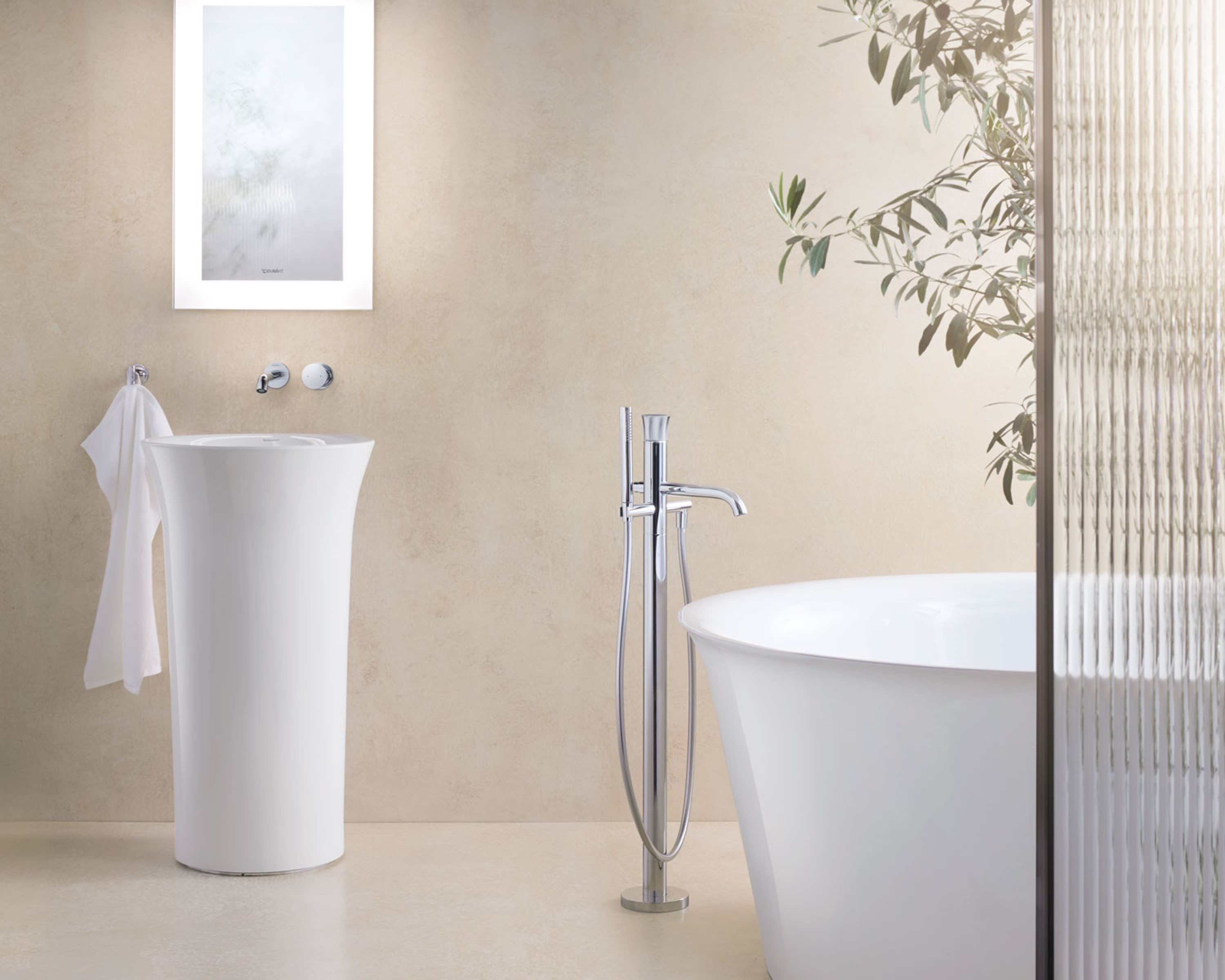 Badezimmer mit freihstehendem WhiteTulip Wannenmischer