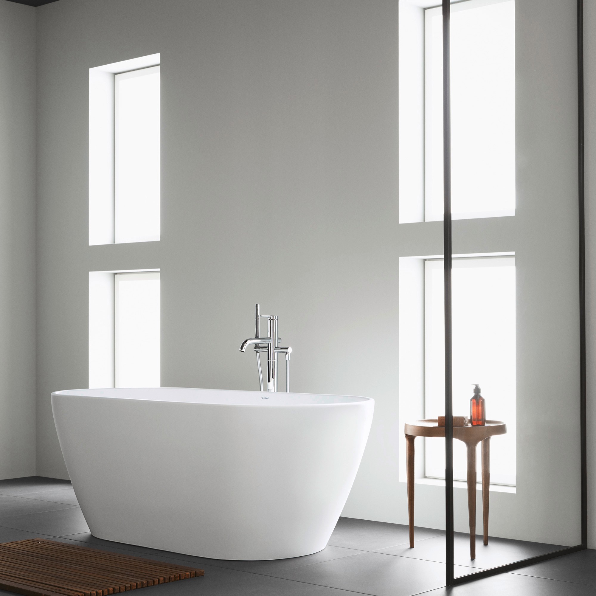 D-Neo Badewanne zwischen zwei großen Fenstern