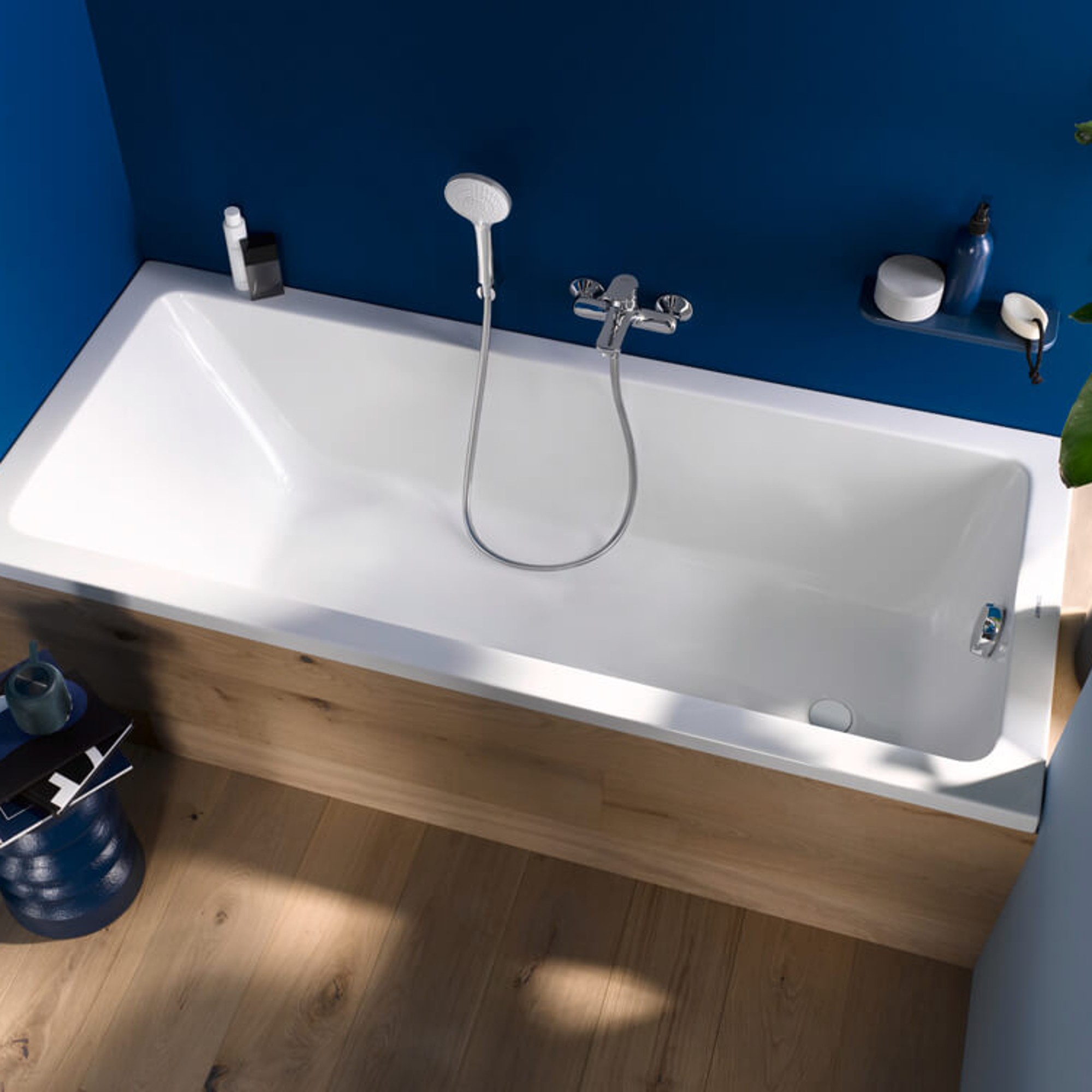 Duravit No.1 Einbau-Badewanne mit einer Front aus Holz