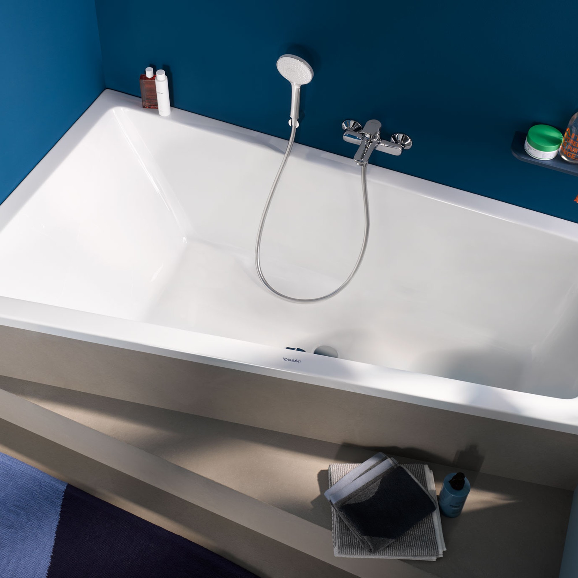 Duravit No.1 Eck-Badewanne mit heller Verkleidung