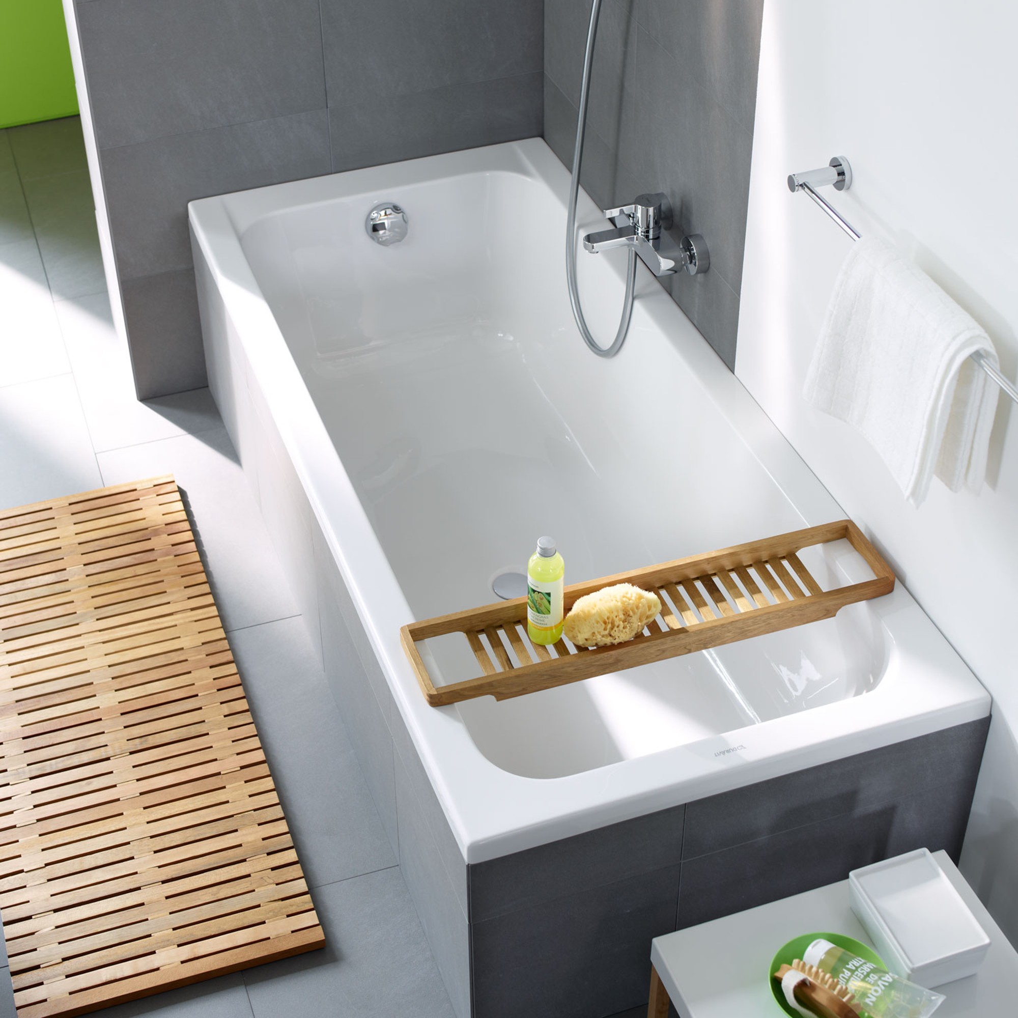 Duravit D-Code Eckbadewanne mit anthrazit-farbener Badewannenschürze, Ansicht von oben