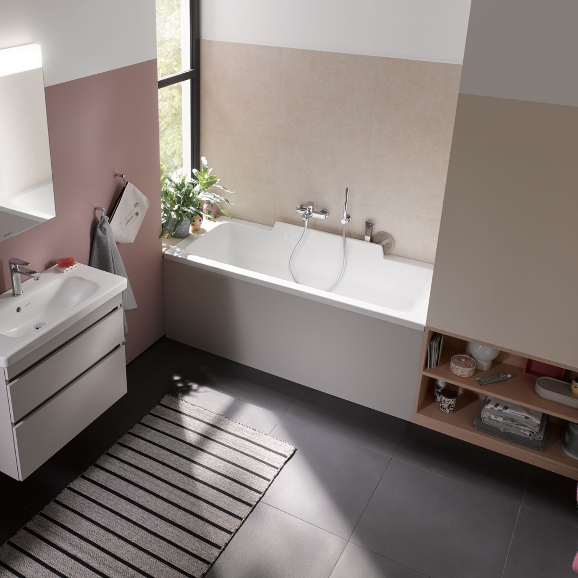 Bathroom with DuraStyle bathtub 