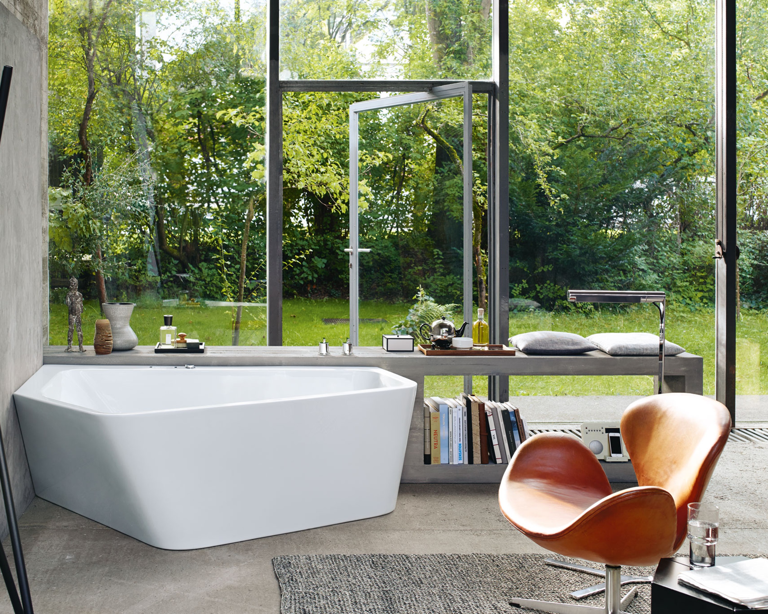 Offenes Badezimmer mit Paiova 5 Eckbadewanne