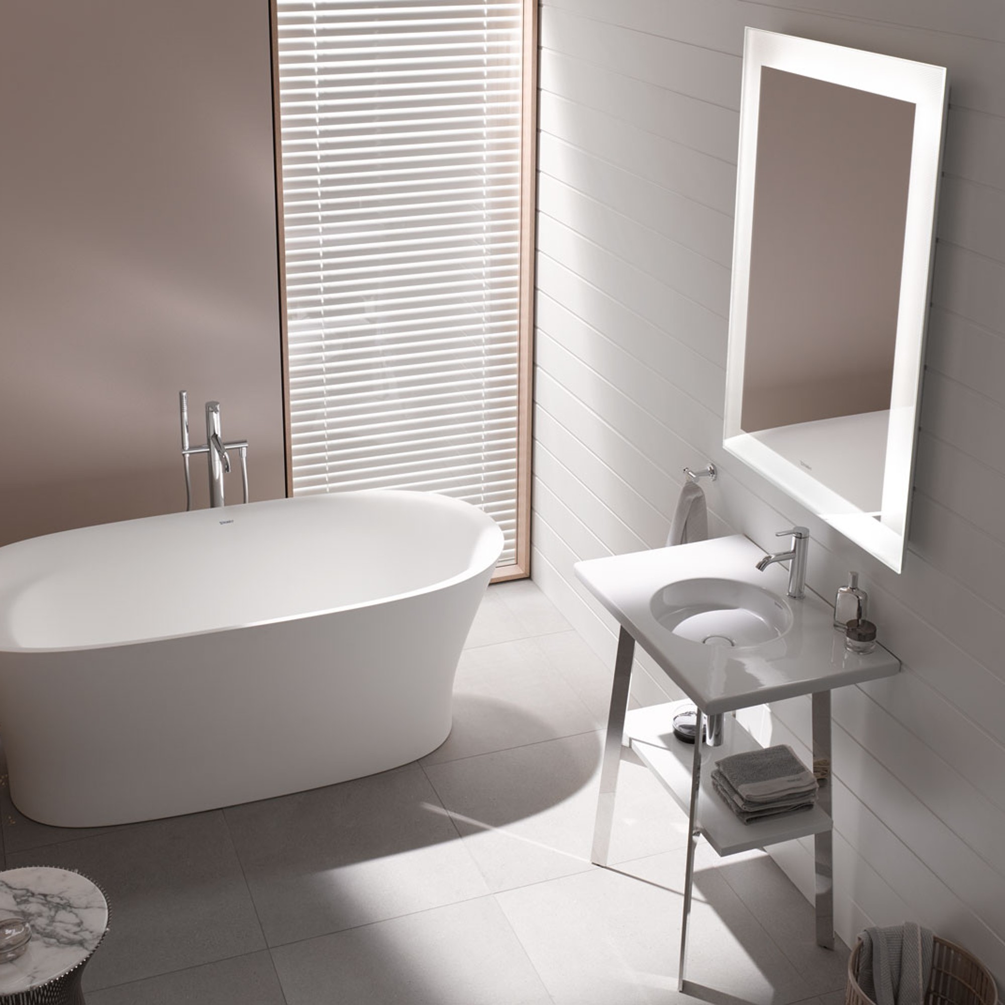 Handtuch über einer freistehenden Cape Cod Badewanne