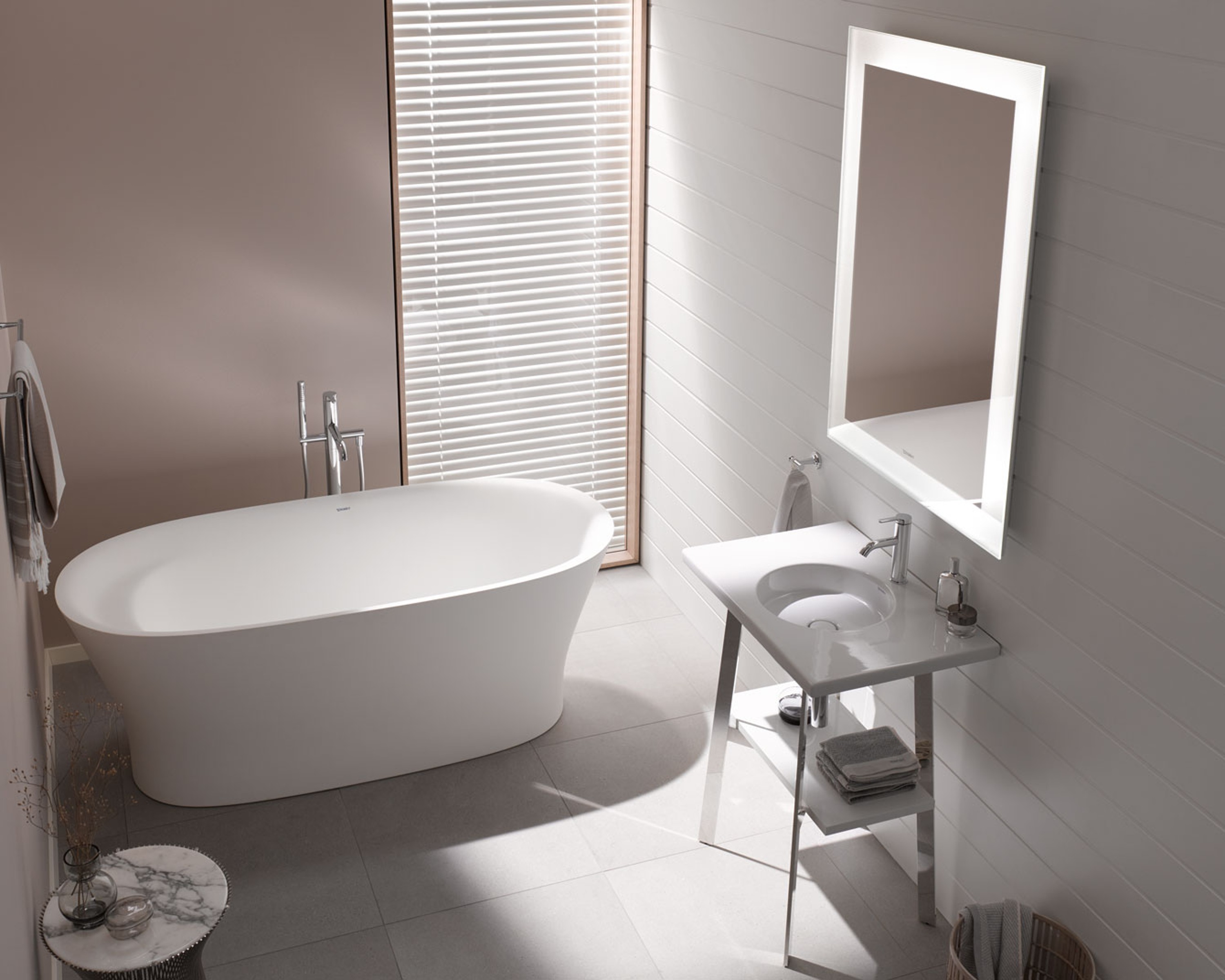 Badewanne und Waschbecken der Serie Duravit Cape Cod in einem kleinen Badezimmer