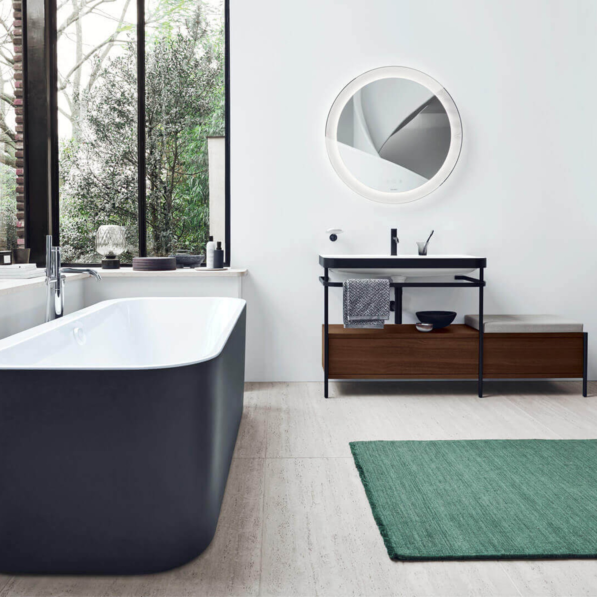 Helles Badezimmer mit Happy D.2 Plus Badewanne