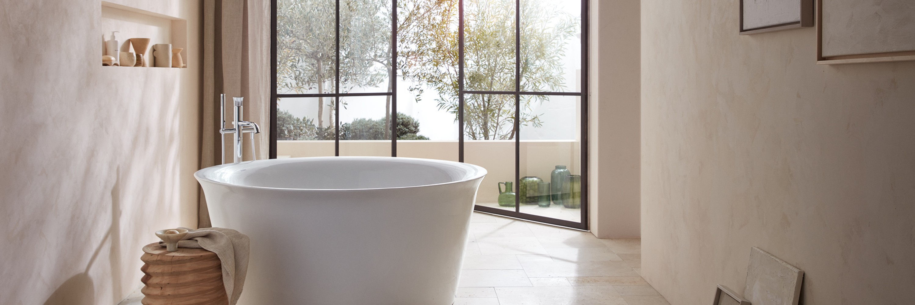 Duravit White Tulip freistehende Badewanne in hellem Badezimmer mit bodentiefen Fenstern