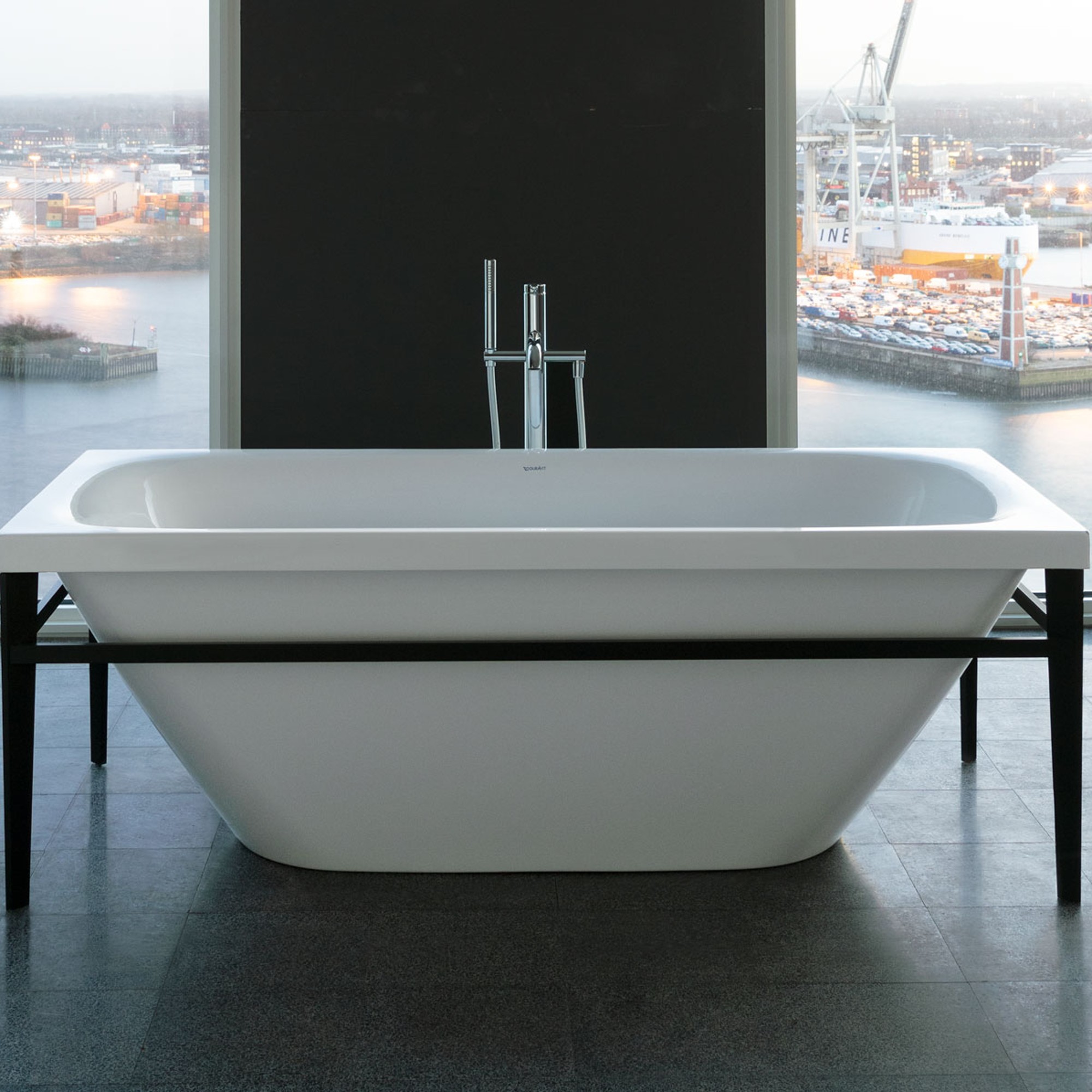 Badezimmer mit freistehender Xviu Badewanne und Ausblick
