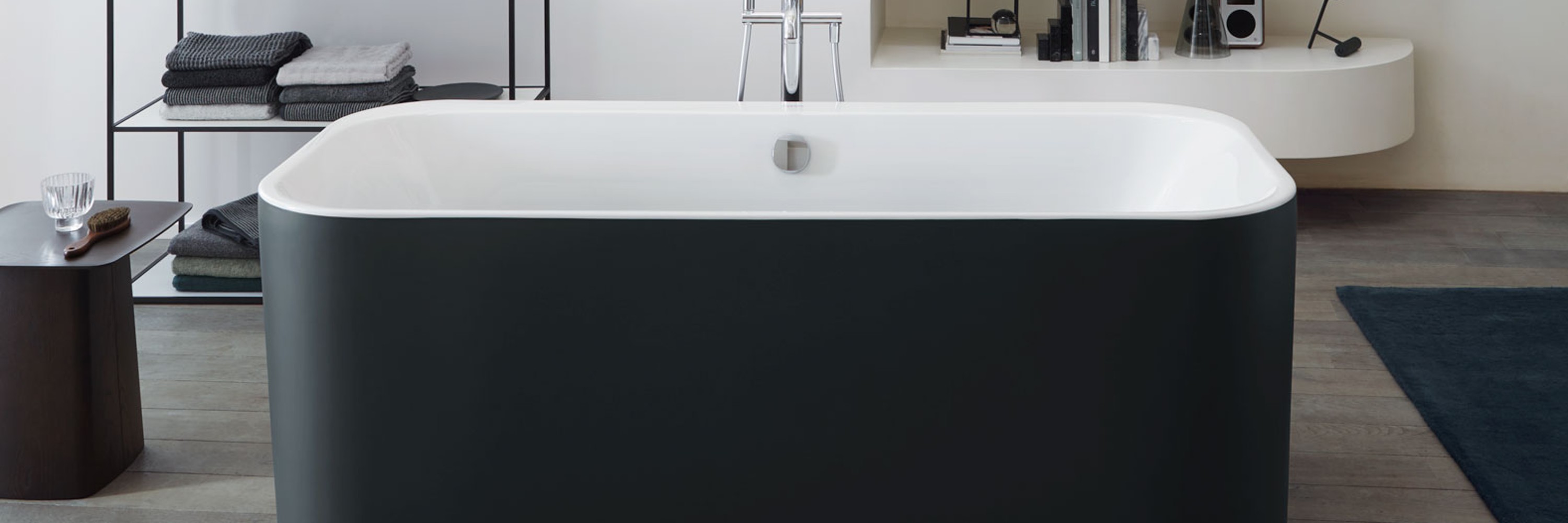 Große Badewanne in hellem Badezimmer
