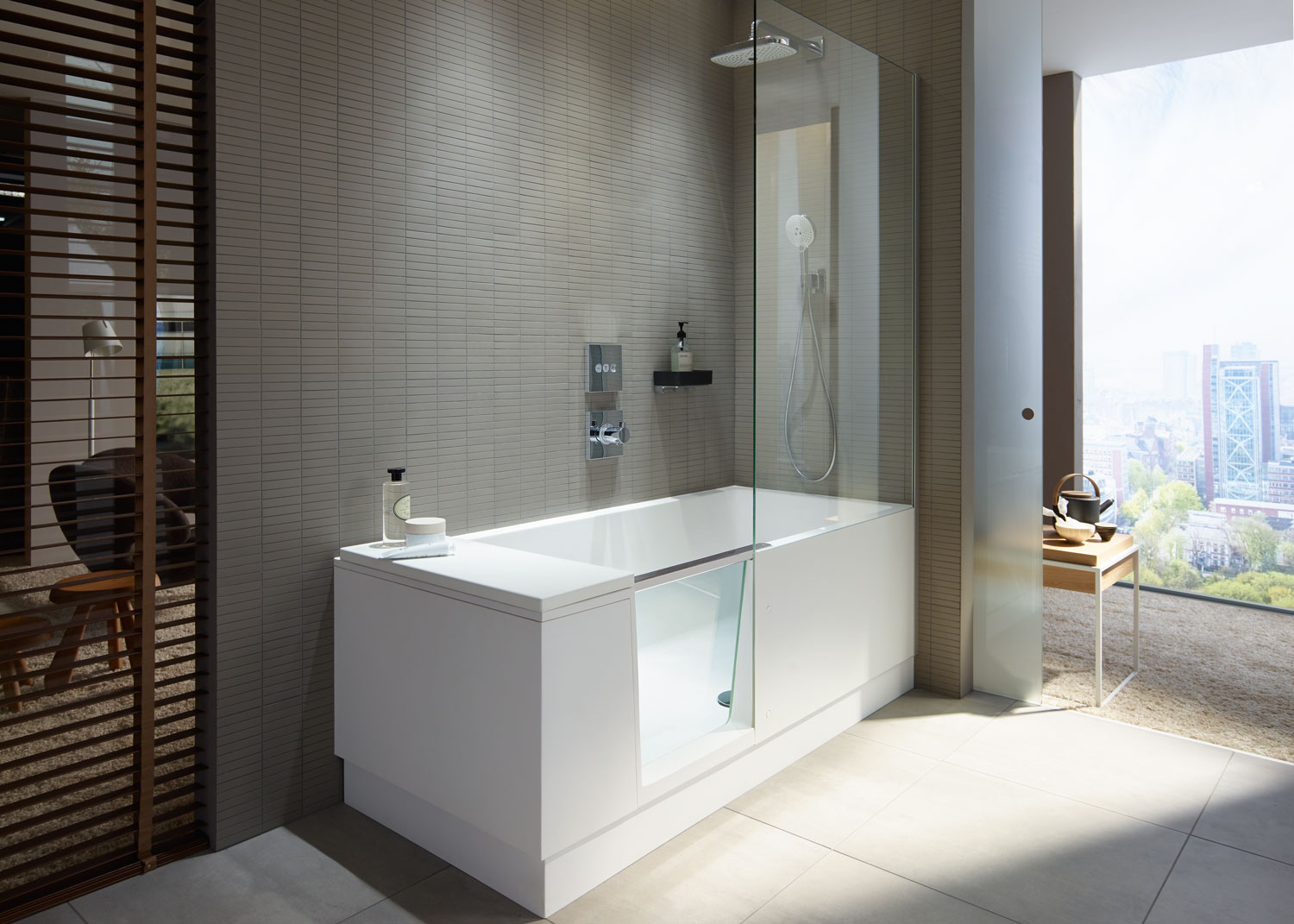 Kleines Badezimmer mit Shower + Bath Duschbadewanne