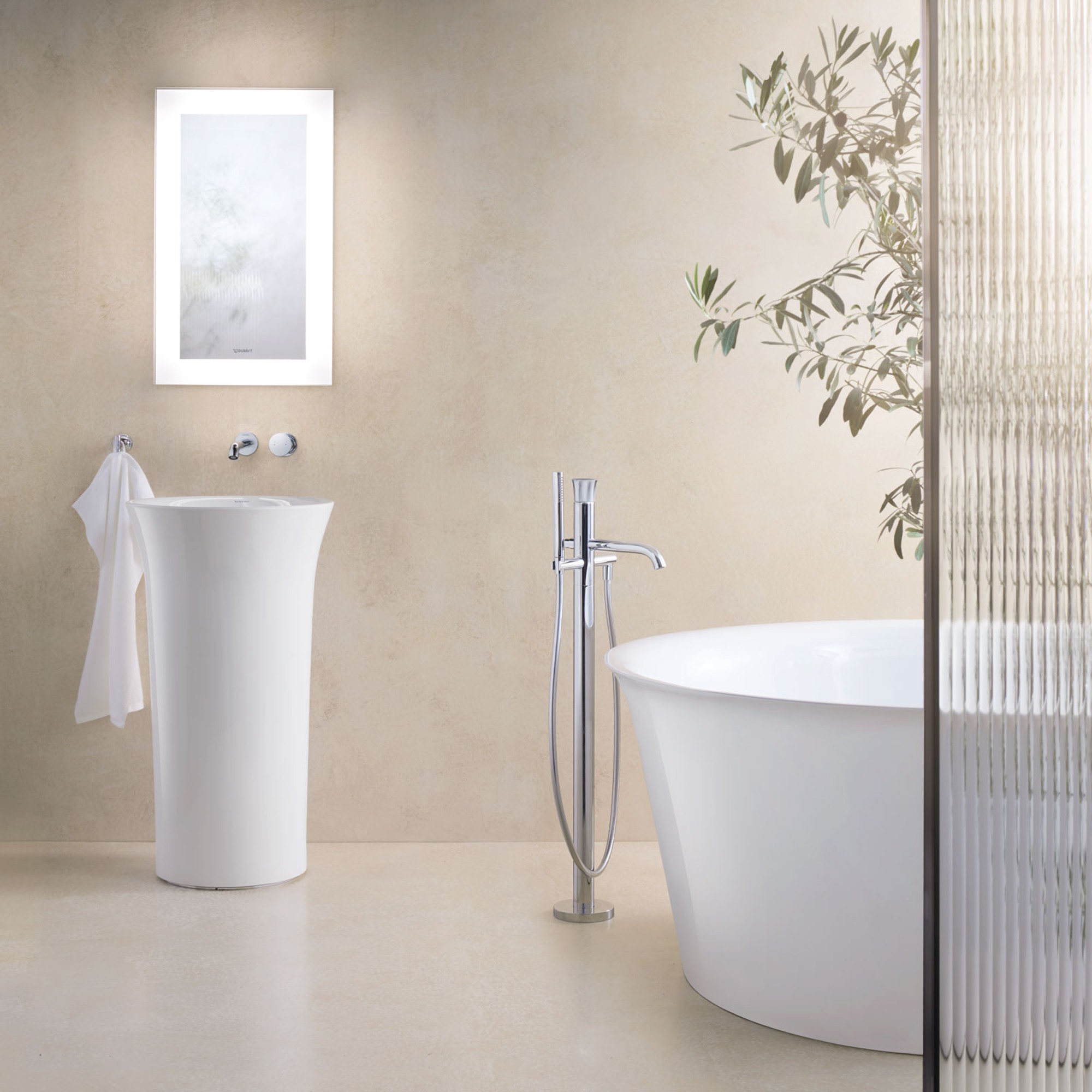 Helles Badezimmer mit freistehendem Waschtisch und freistehender Badewanne der White Tulip Serie 